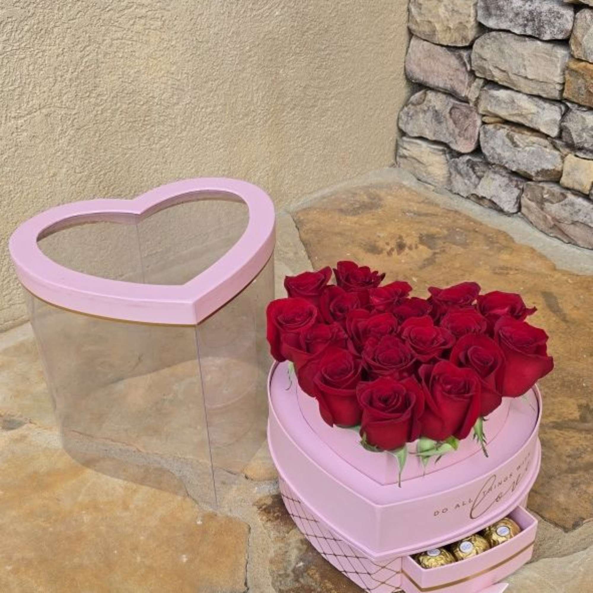 Elegant spining heart with candy. Great for Valentine&rsquo;s day.