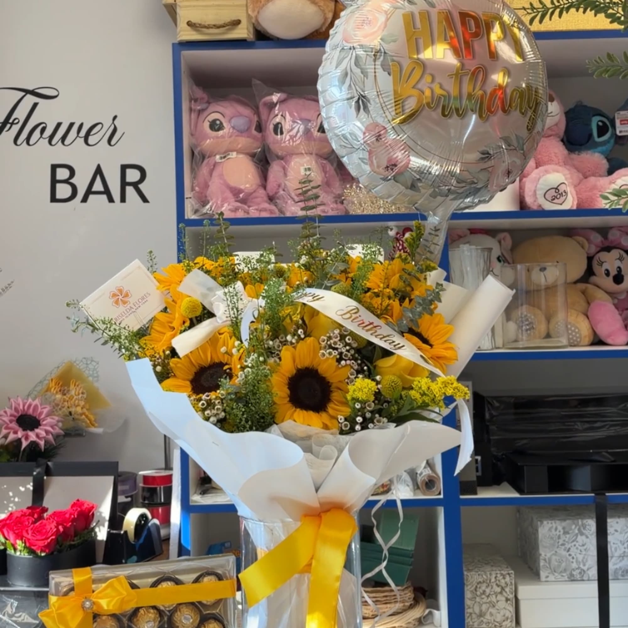 Ramo de girasoles y rosas, caja de chocolates y globos para cumplea&ntilde;os