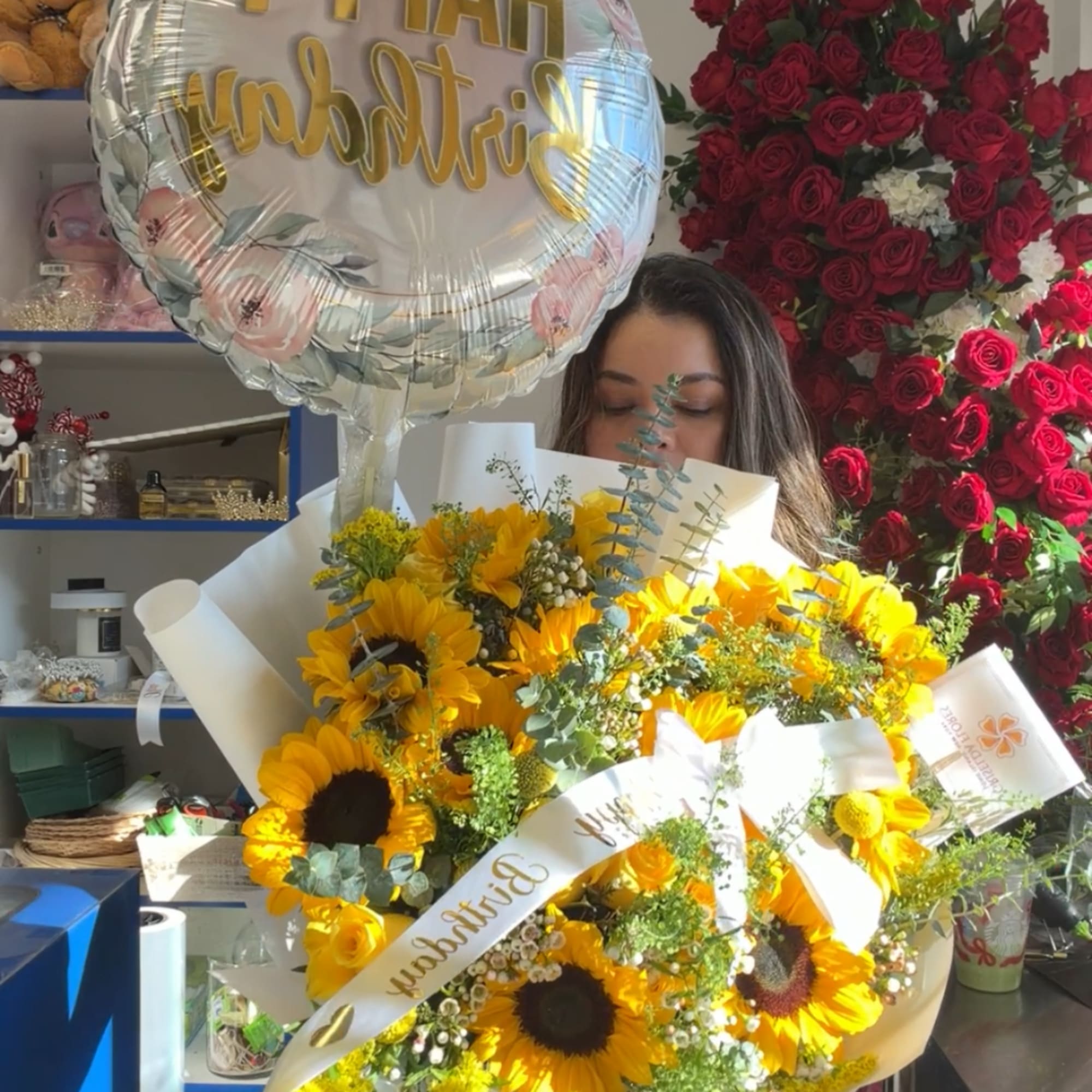 Ramo de girasoles y rosas, caja de chocolates y globos para cumplea&ntilde;os