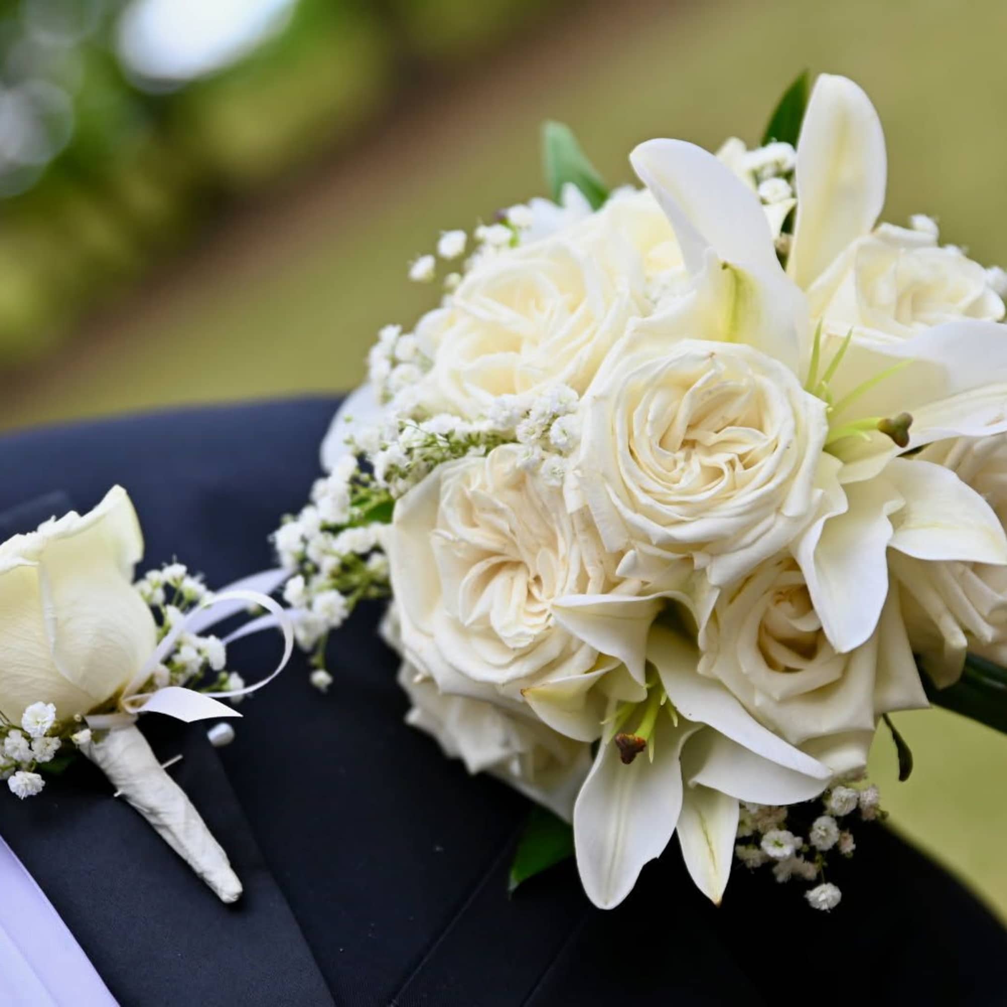 This is an elegant handheld bouquet, perfect for proms, weddings, graduation, or