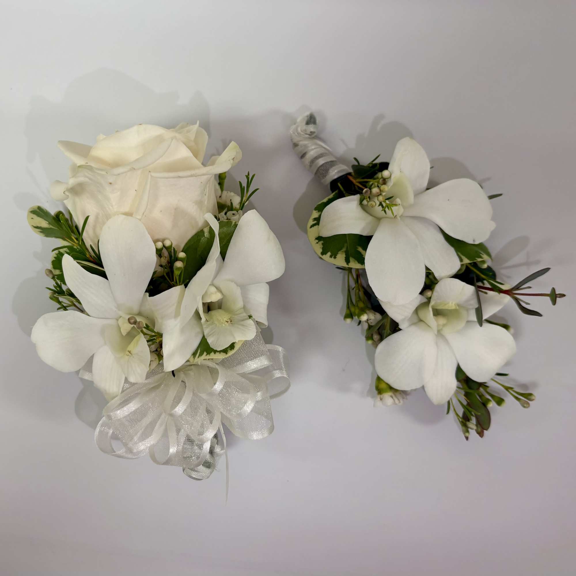 Recipe: Regular rose and Dendrobium Orchids with Wax Flower Filler.
Rose color available: