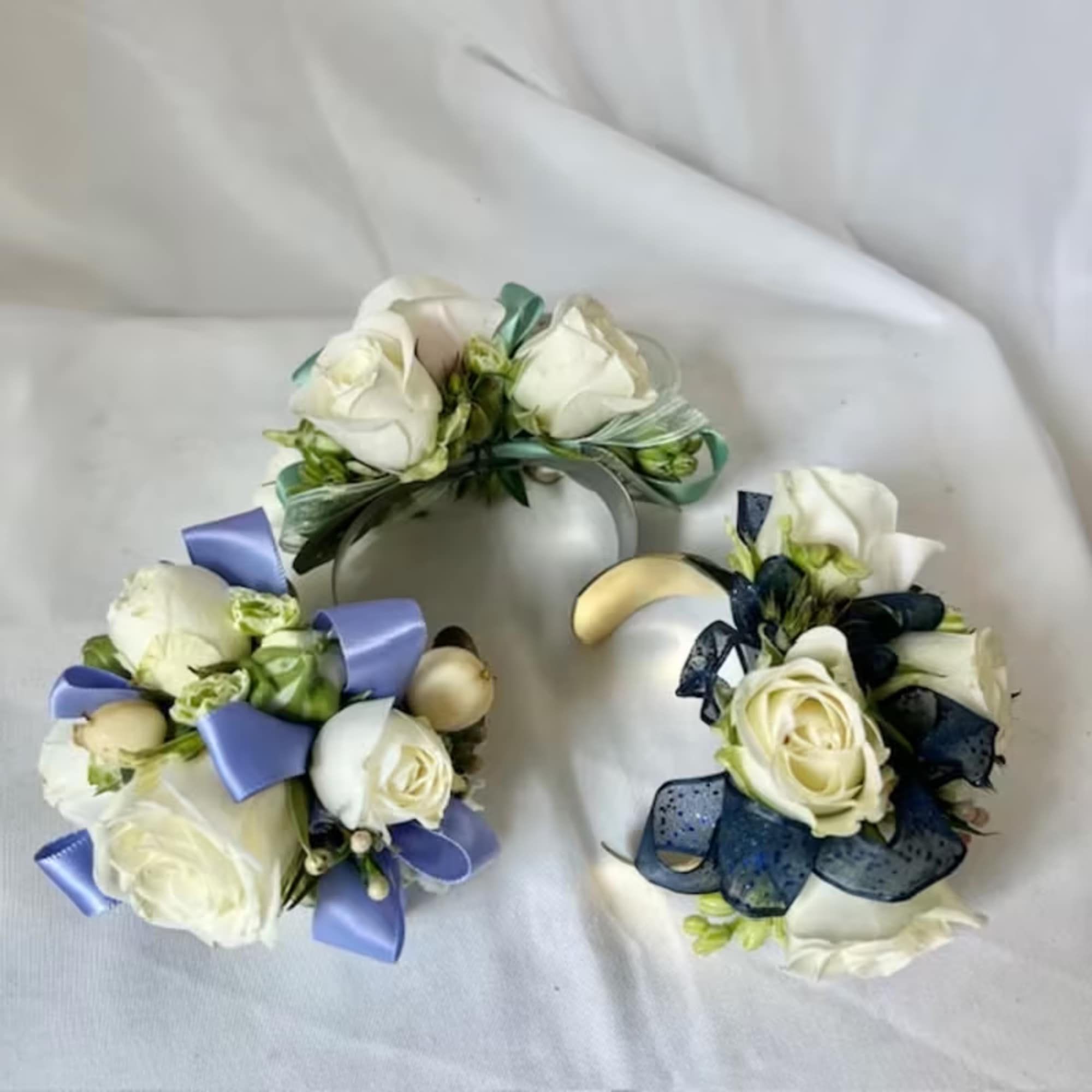 Please state what color flowers, what color ribbon and if you'd prefer