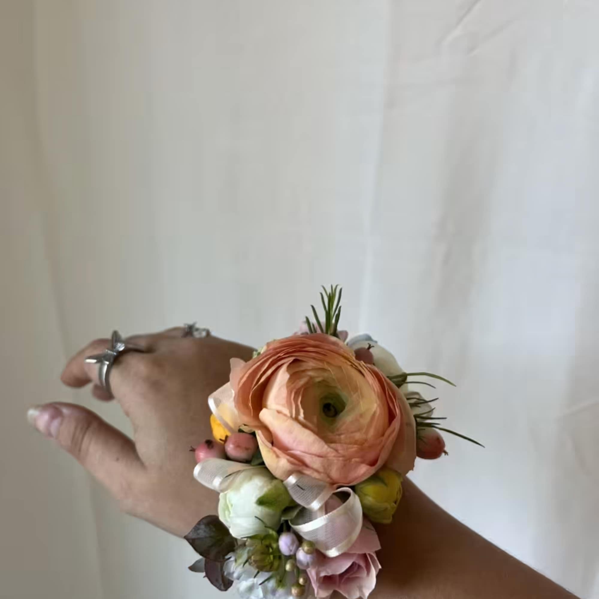Please state what color flowers, what color ribbon and if you'd prefer