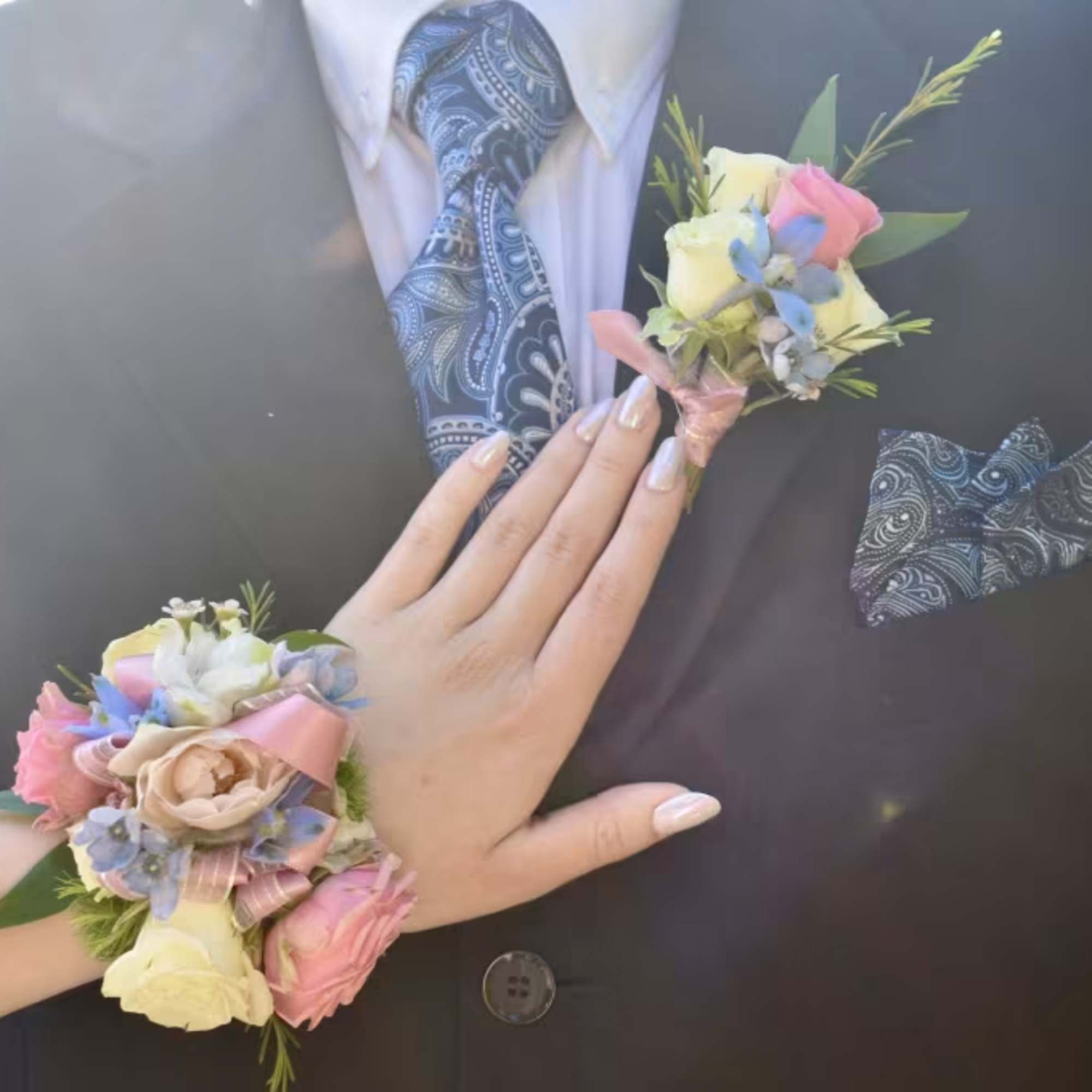 Please state what color flowers, what color ribbon and if you'd prefer