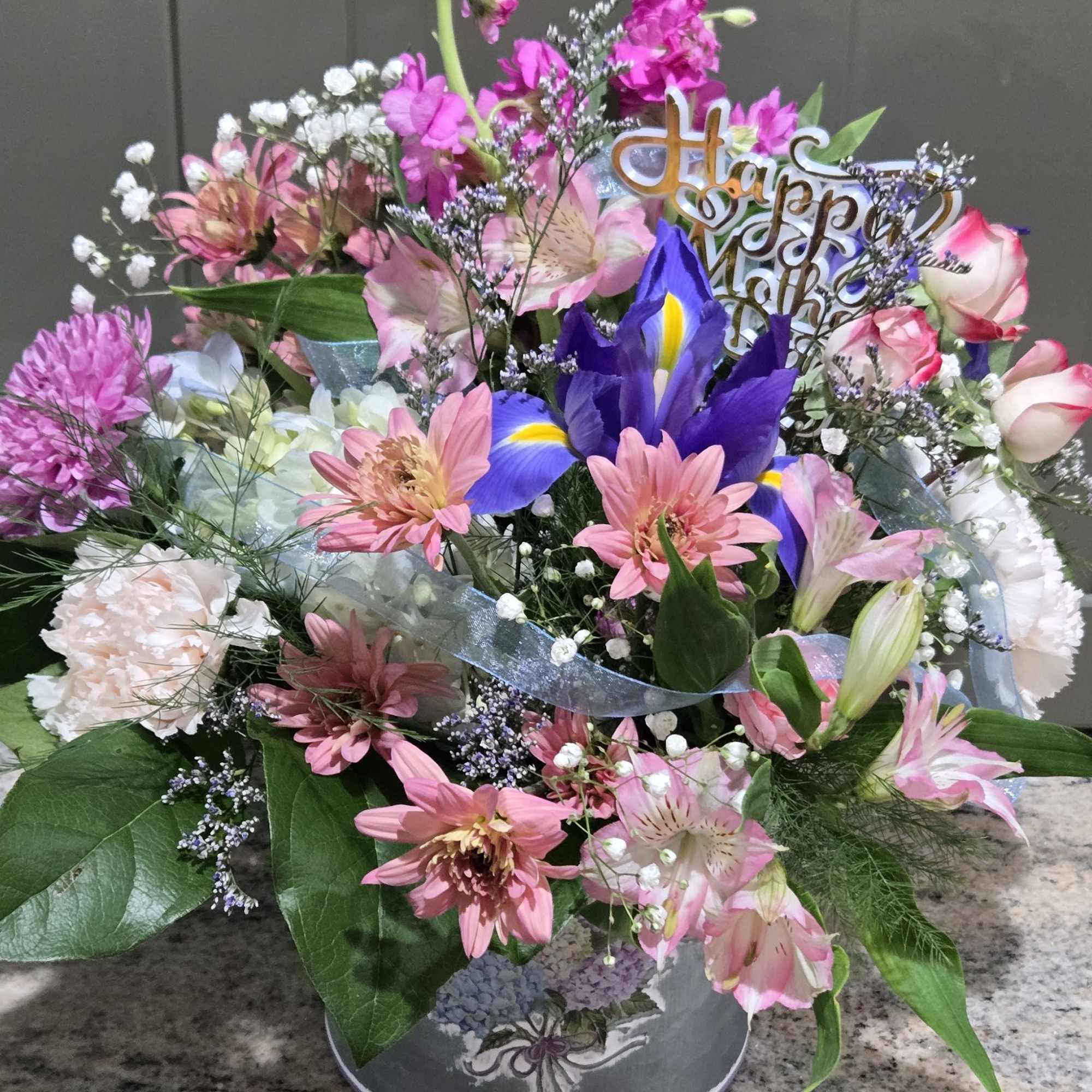 Keepsake Tin pot with hydrangea. The flower selection complimentary to the floral