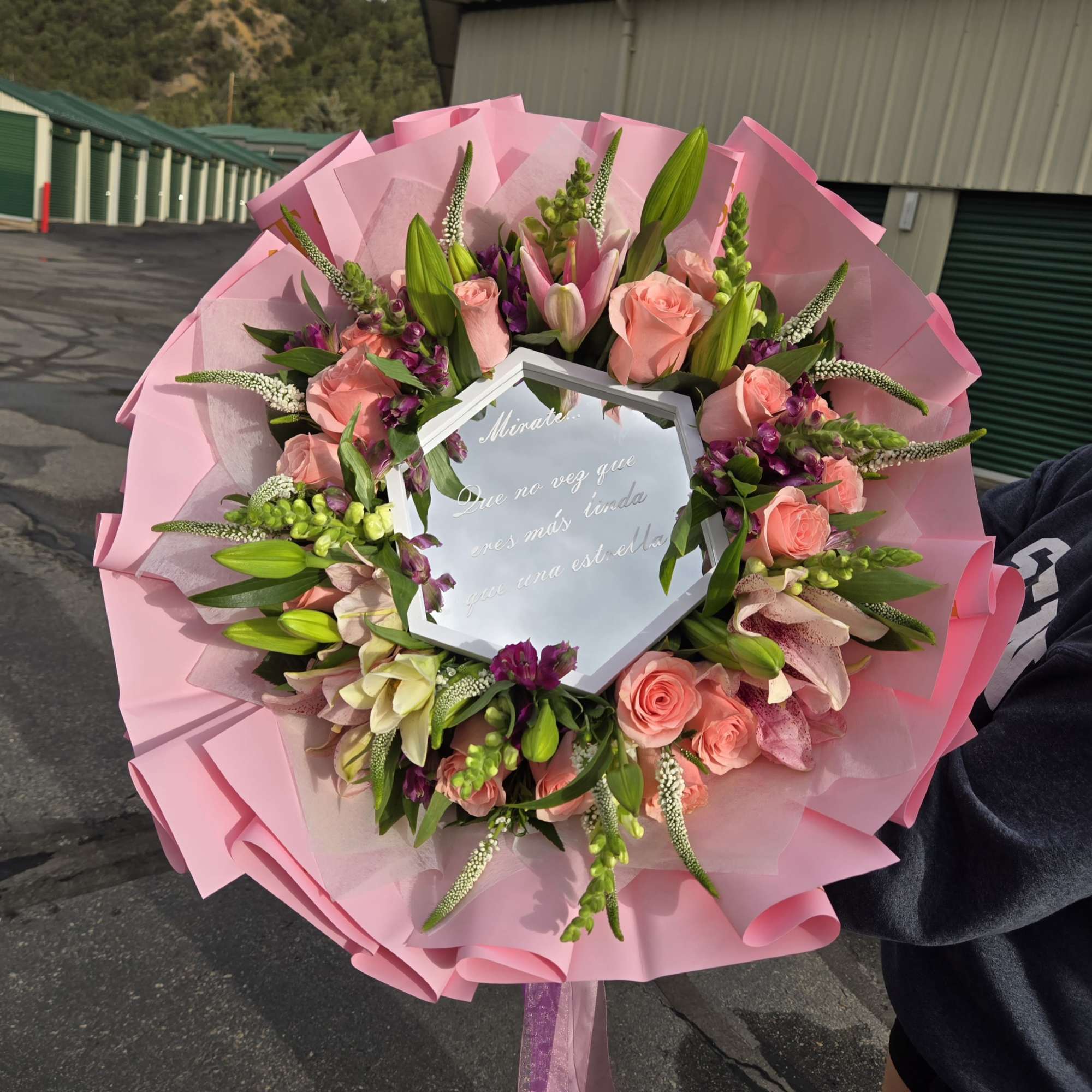 Hermoso ramo en tonod rosados, acompanado de un mensaje lleno de amor