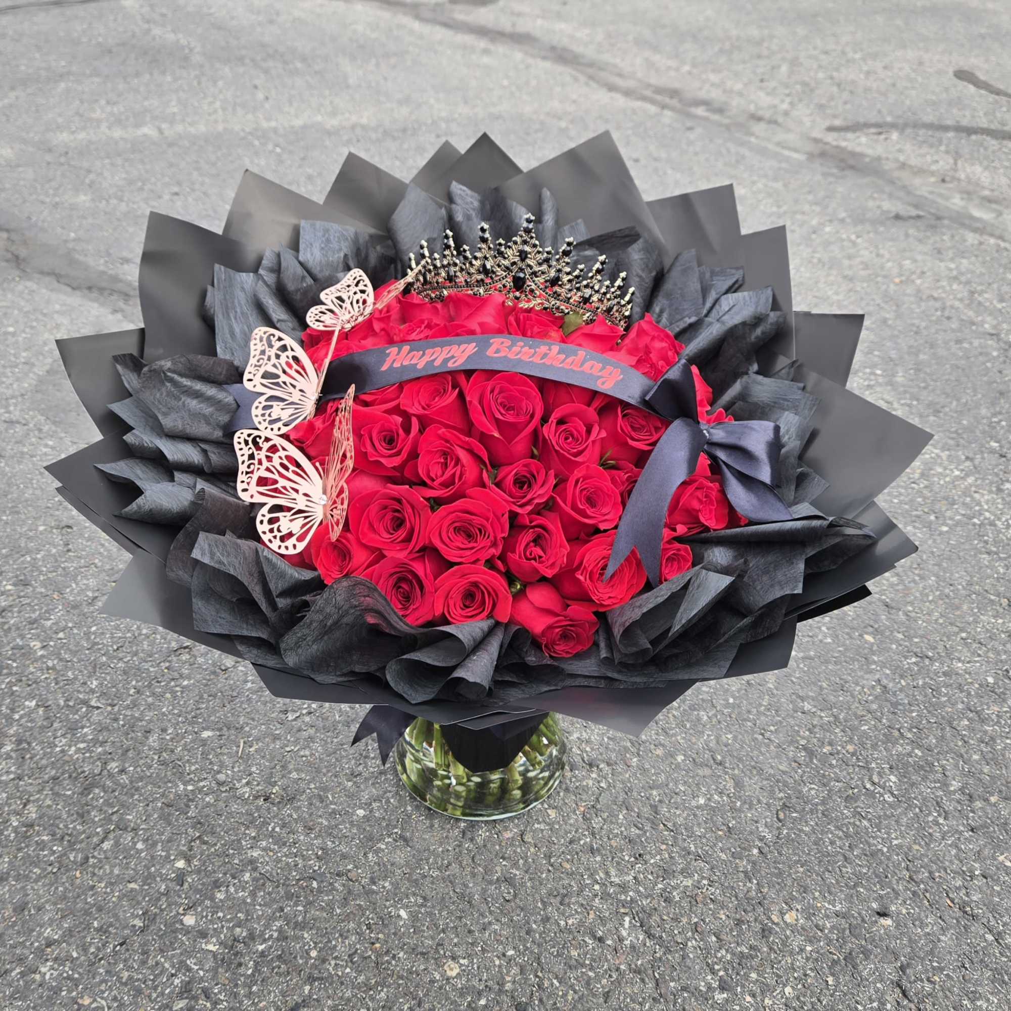 Ramo moderno con 50 rosas y una delicada capa de papel de