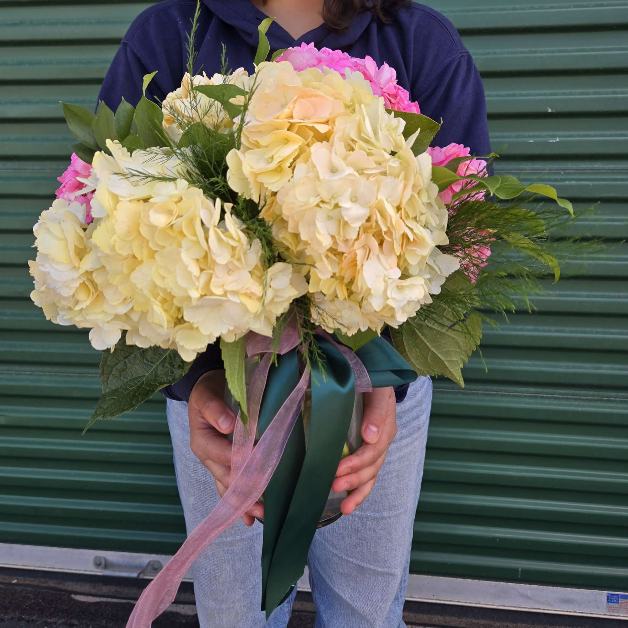 Delicado arreglo floral en tonos suaves es el detalle perfecto para celebrar