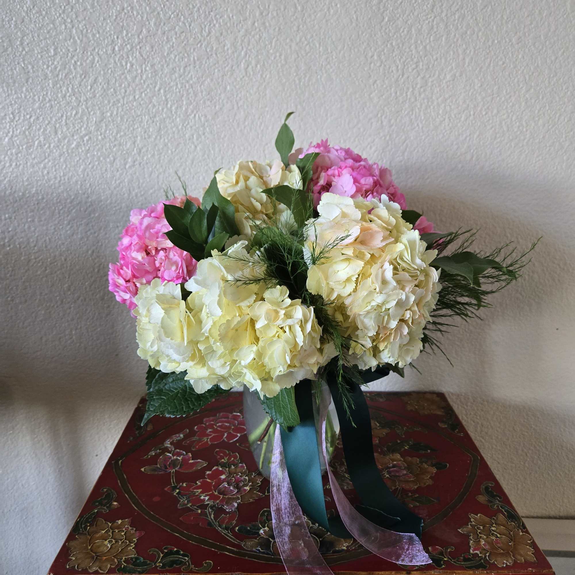Delicado arreglo floral en tonos suaves es el detalle perfecto para celebrar