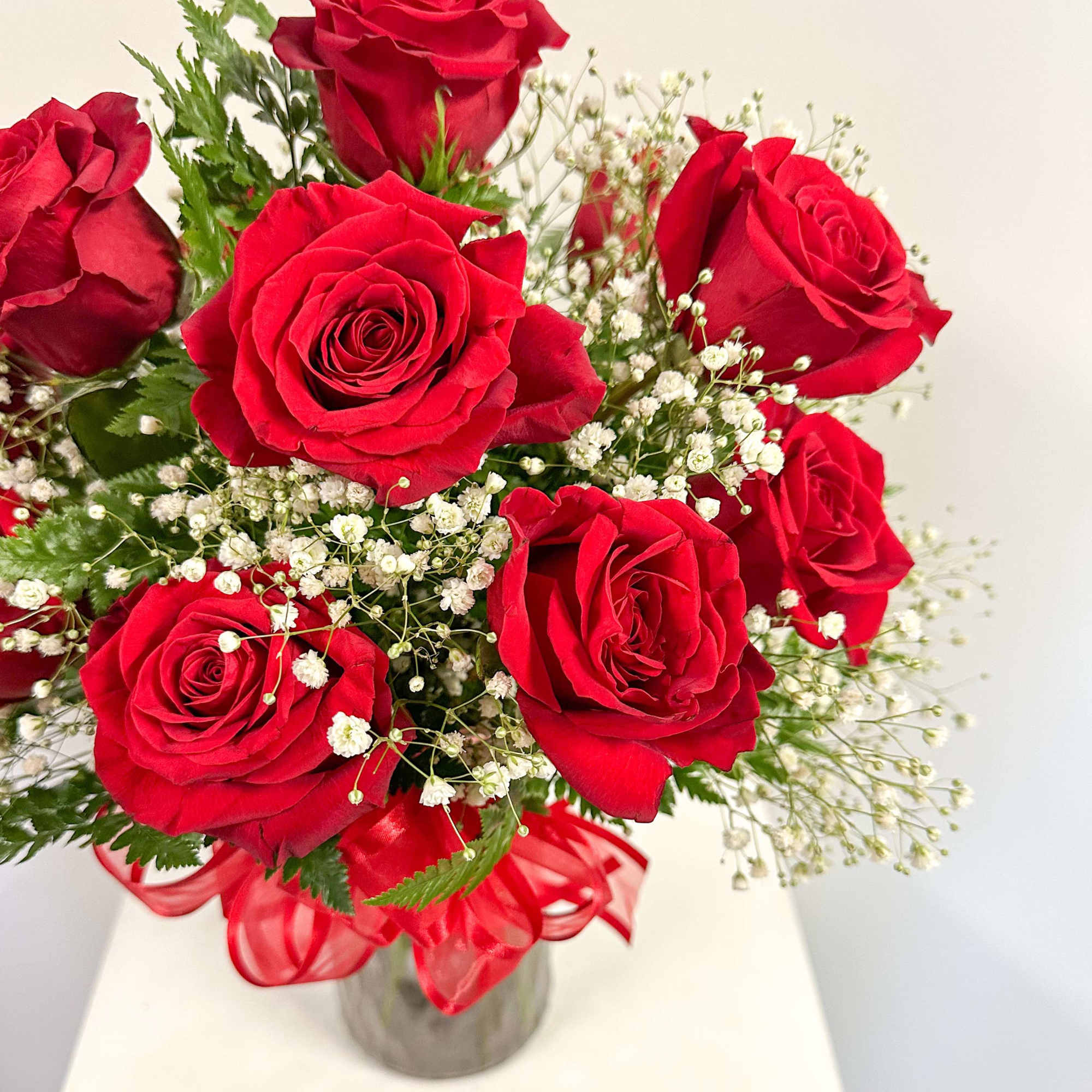 This is 12 traditional roses with baby's breath.
Deluxe 18 roses
Premium 24 roses
