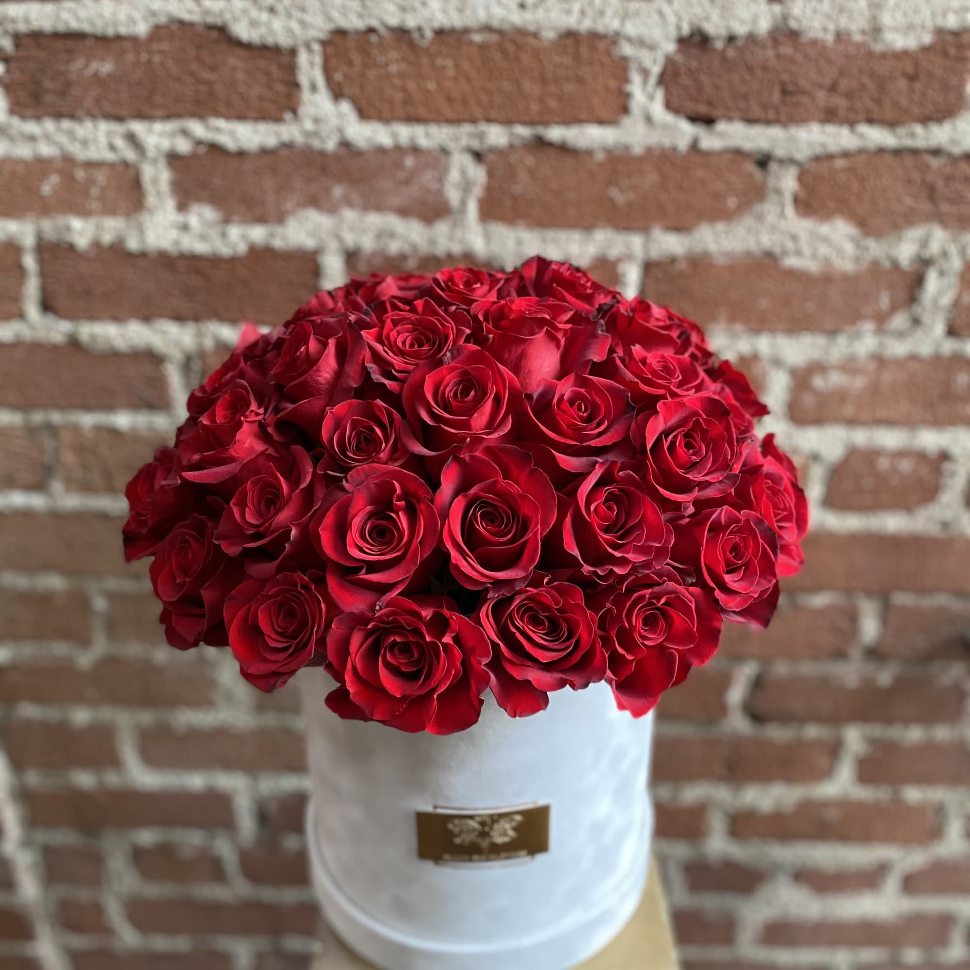 Red rose bouquet in a white hat box