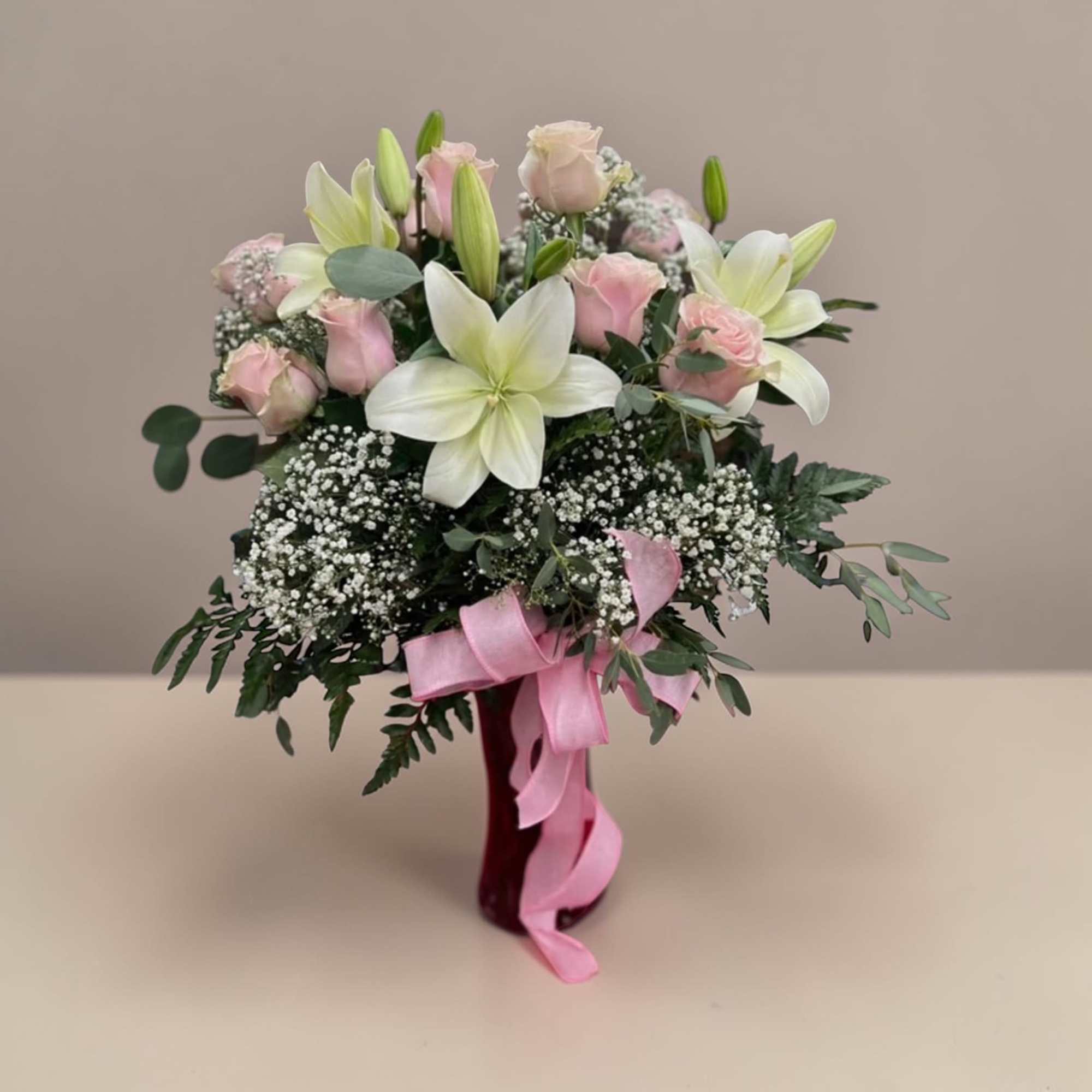 Roses, Lilly&rsquo;s in Glass vase please choose color of roses  red