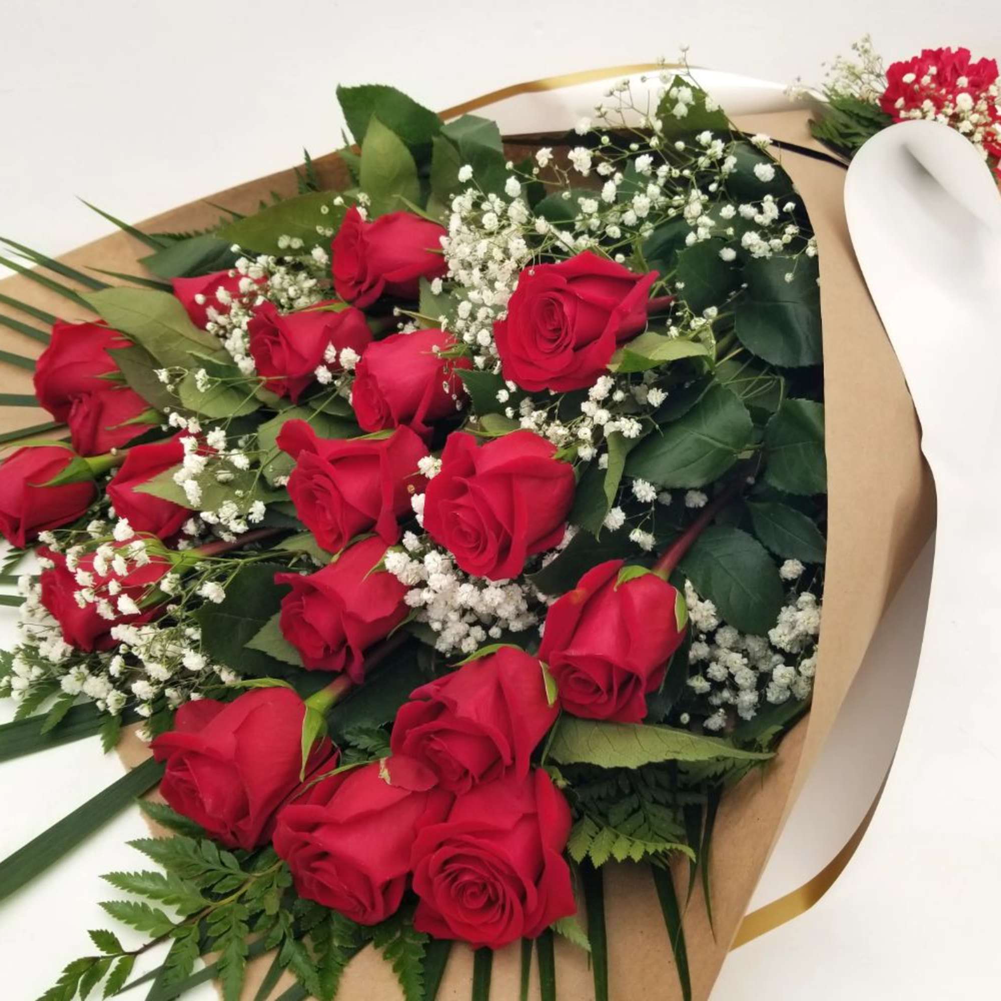A beautiful presentation to your love or someone special. Gorgeous long stem