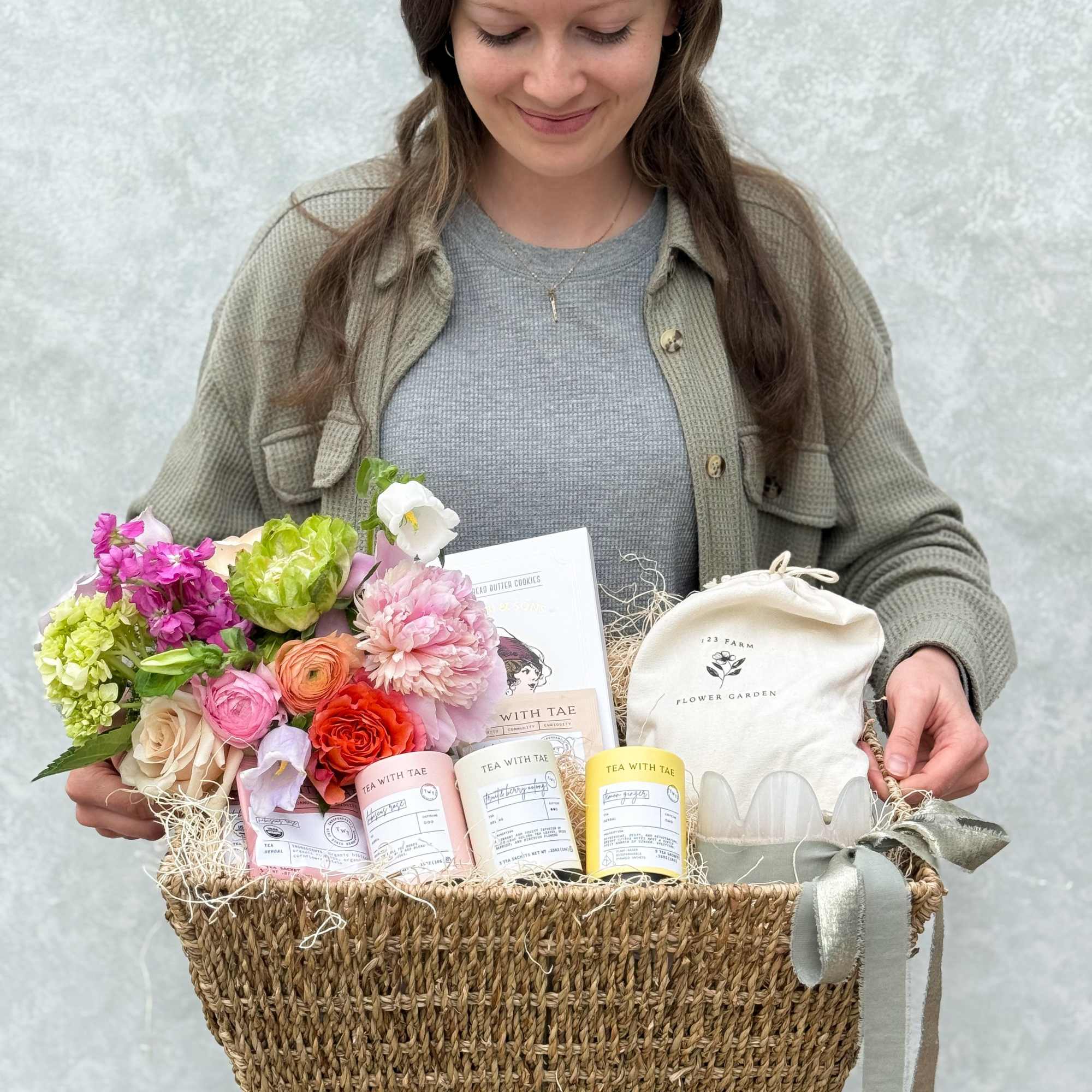 This beautifully arranged basket pairs a fresh spring floral arrangement with a