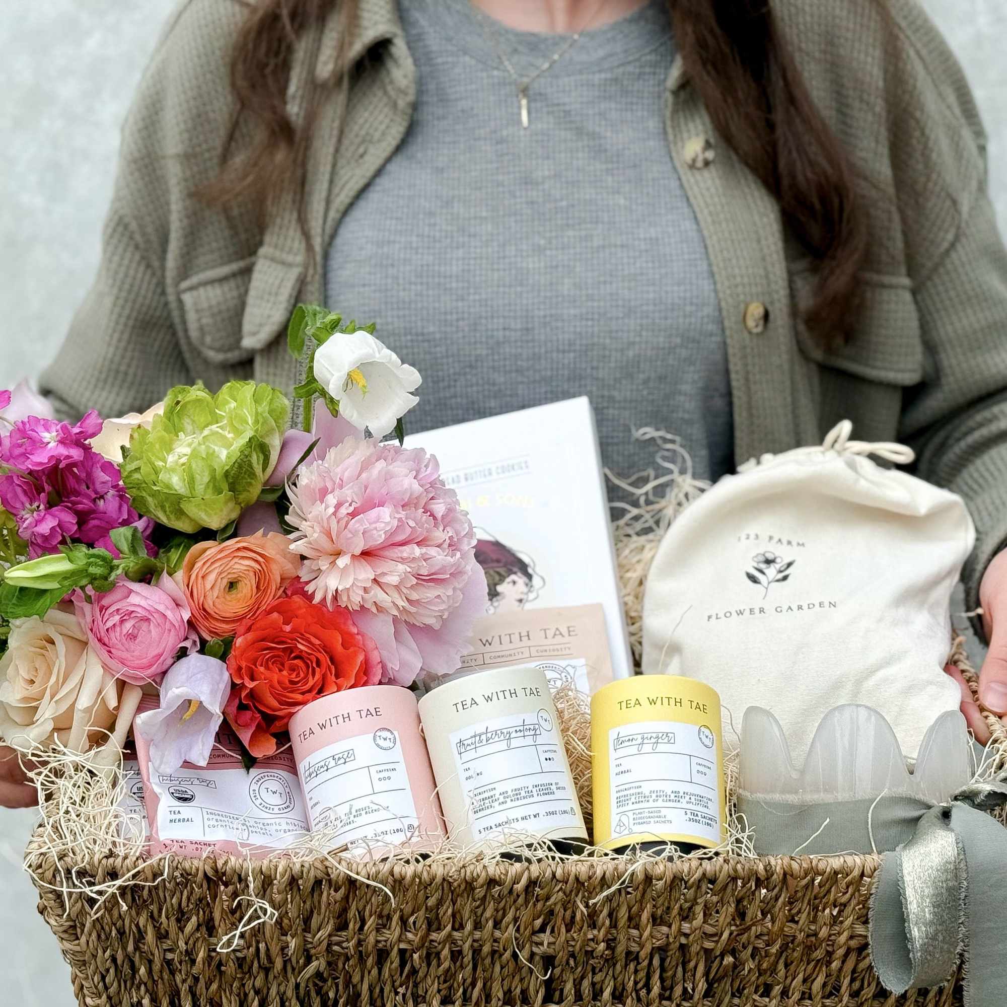 This beautifully arranged basket pairs a fresh spring floral arrangement with a