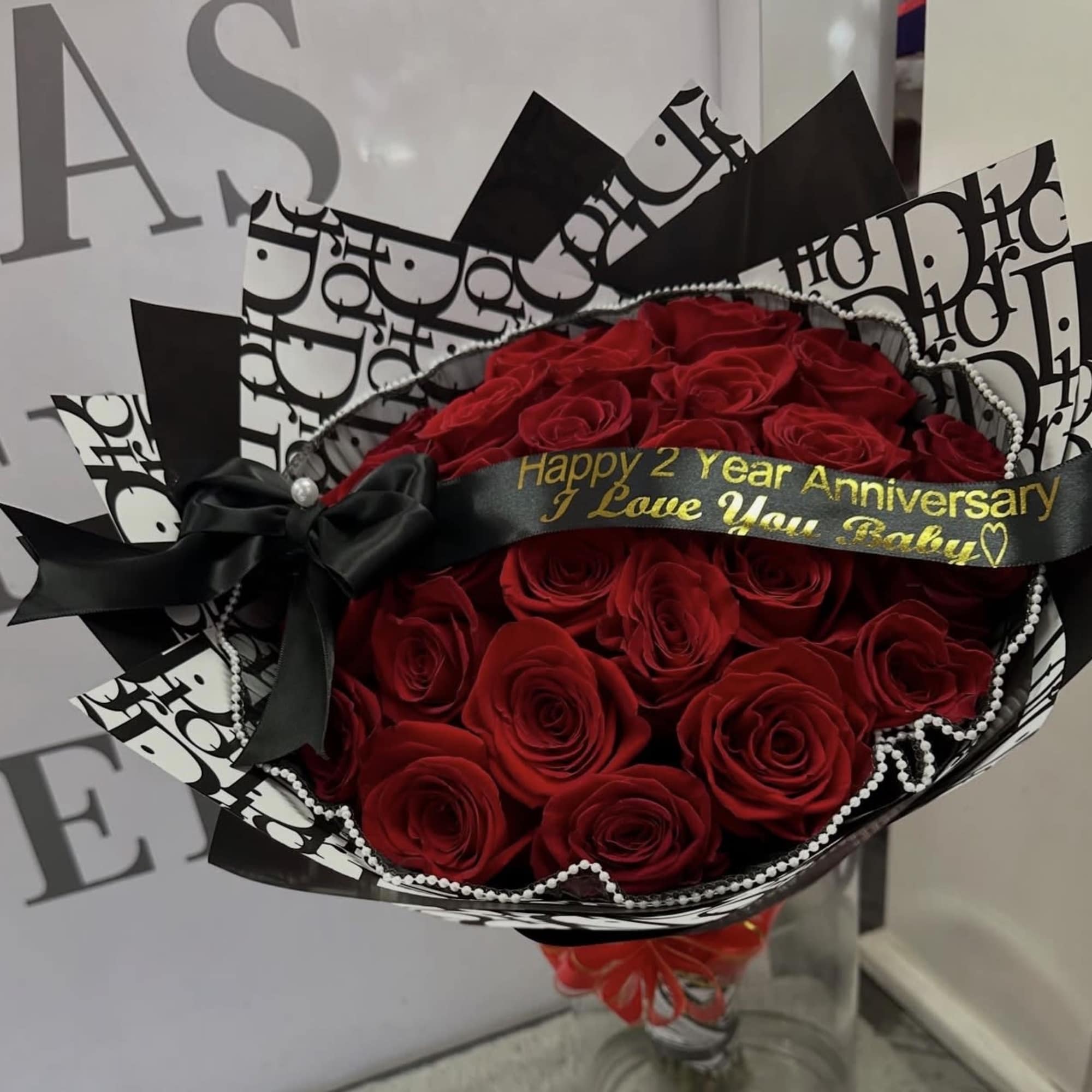 25 Red Roses wrapped in Dior elegance ️
Because love deserves luxury. We