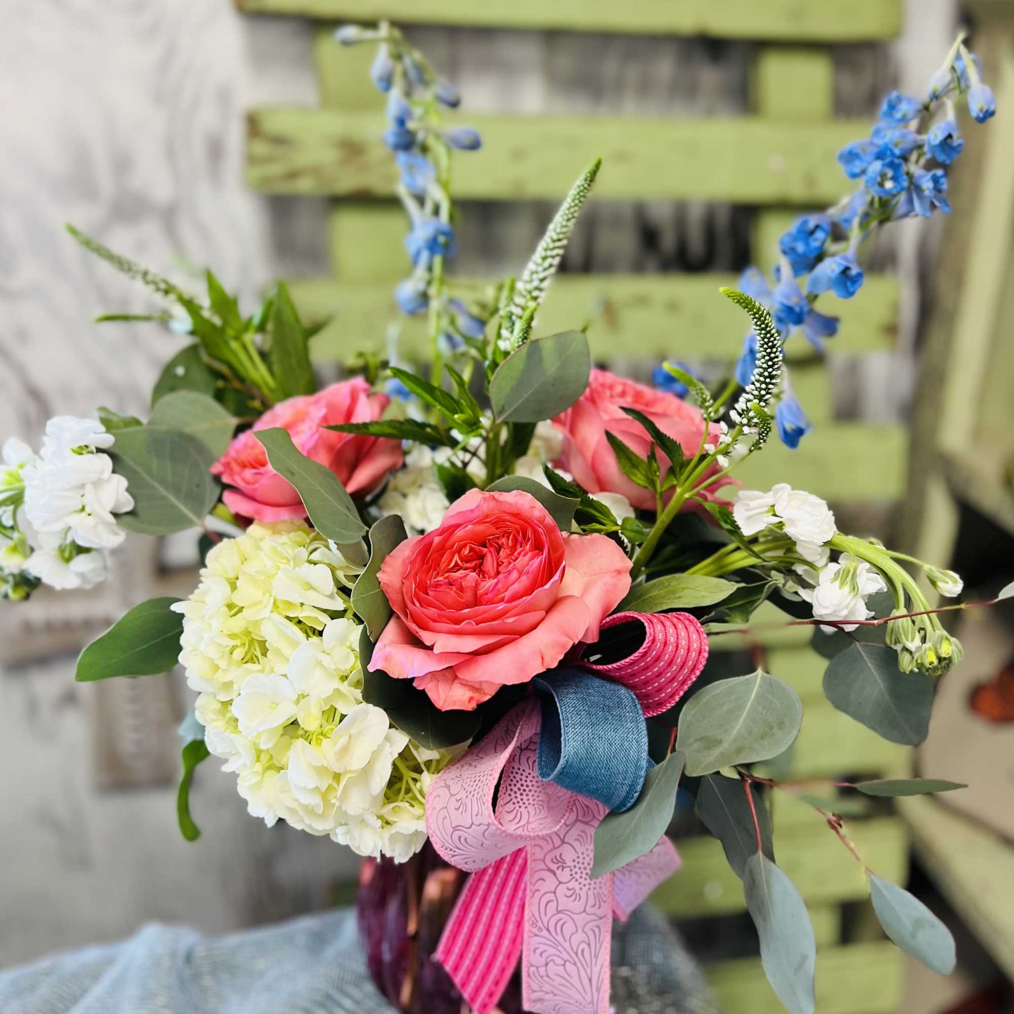  Let our professional floral designers create an elegant bouquet of seasonal
