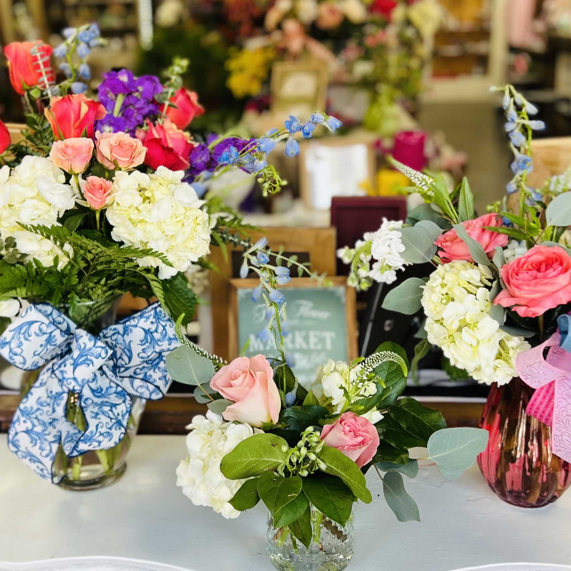  Let our professional floral designers create an elegant bouquet of seasonal