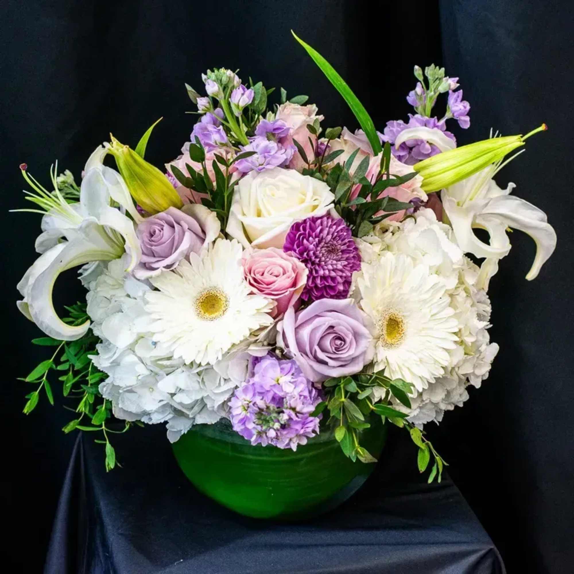 Soft and pale pinks, lavanders with whites are showcased in this 8'
