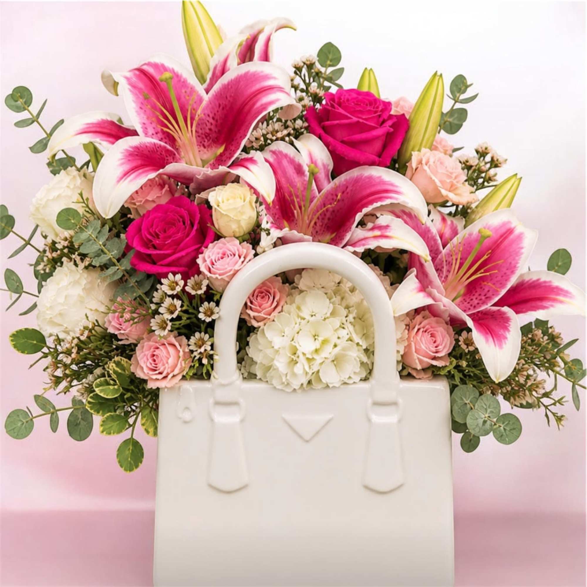 A stunning expression of elegance and modern floral design, the Elegant Stargazer