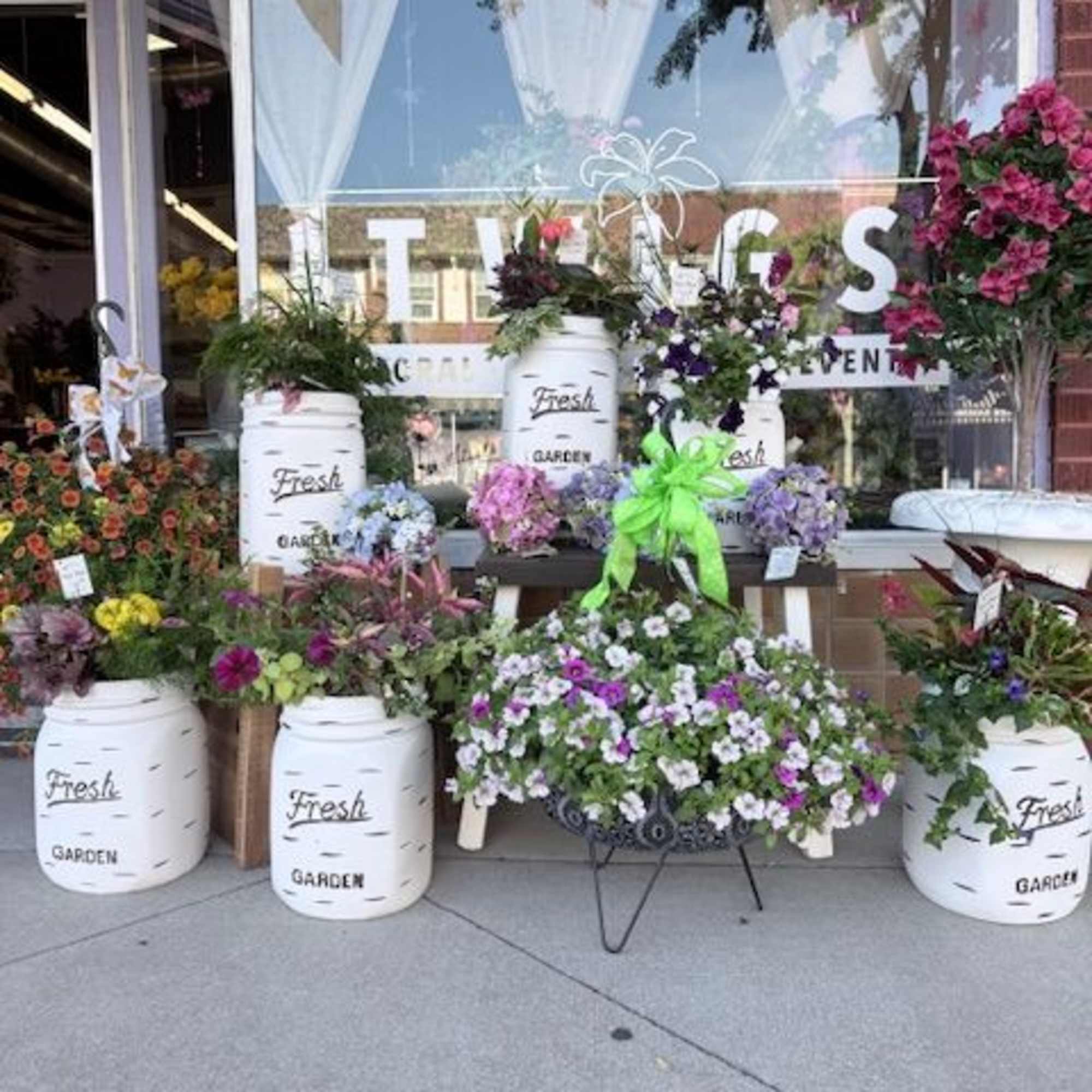 A cheerful, garden-fresh arrangement in a mason jar planter that feels like