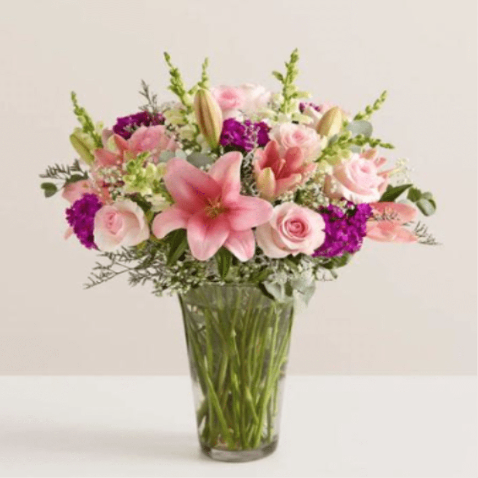  Pet Friendly?
No - This arrangement contains Oriental Lilies, which are highly