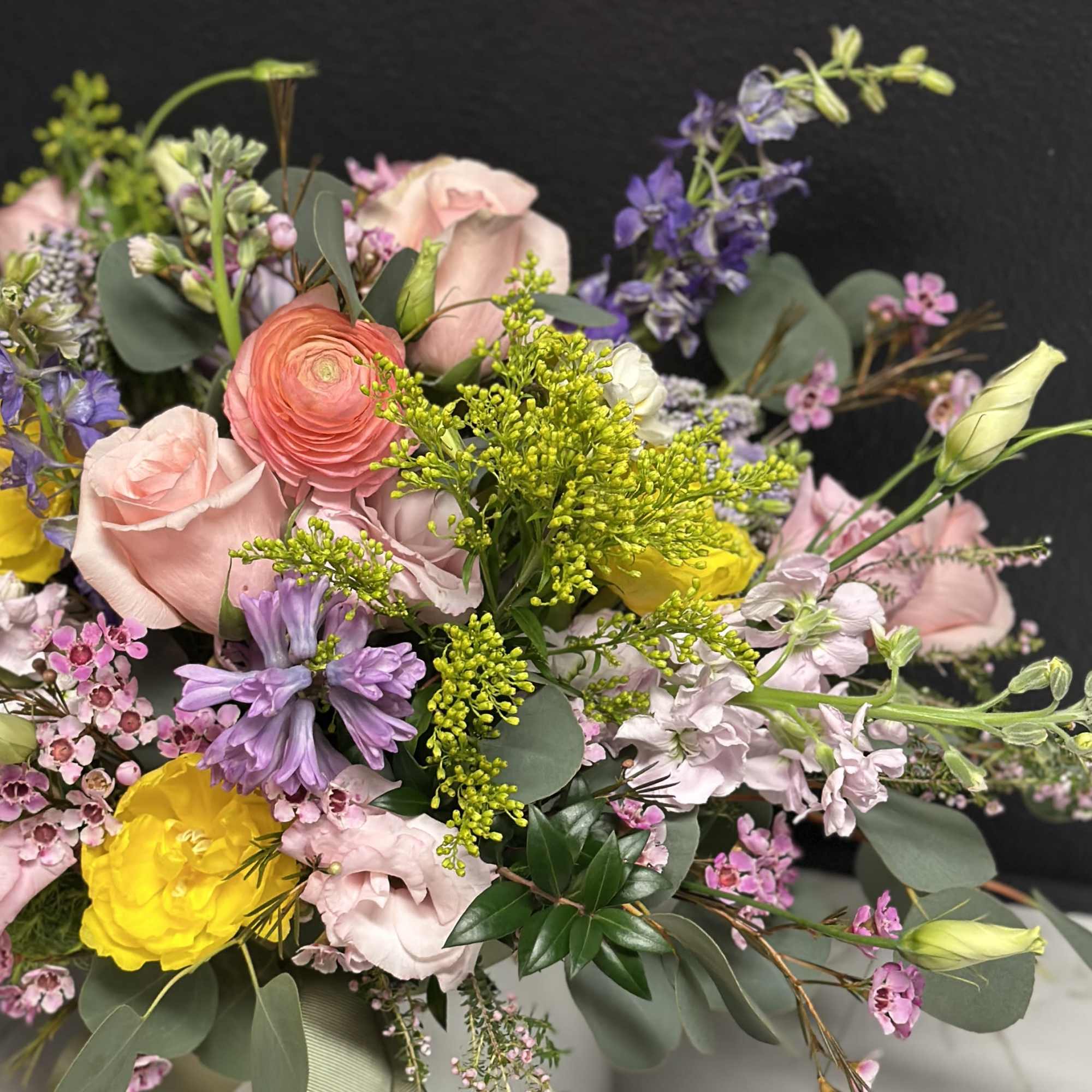 A loose and airy garden mix in soft Spring pastels. Delivered in