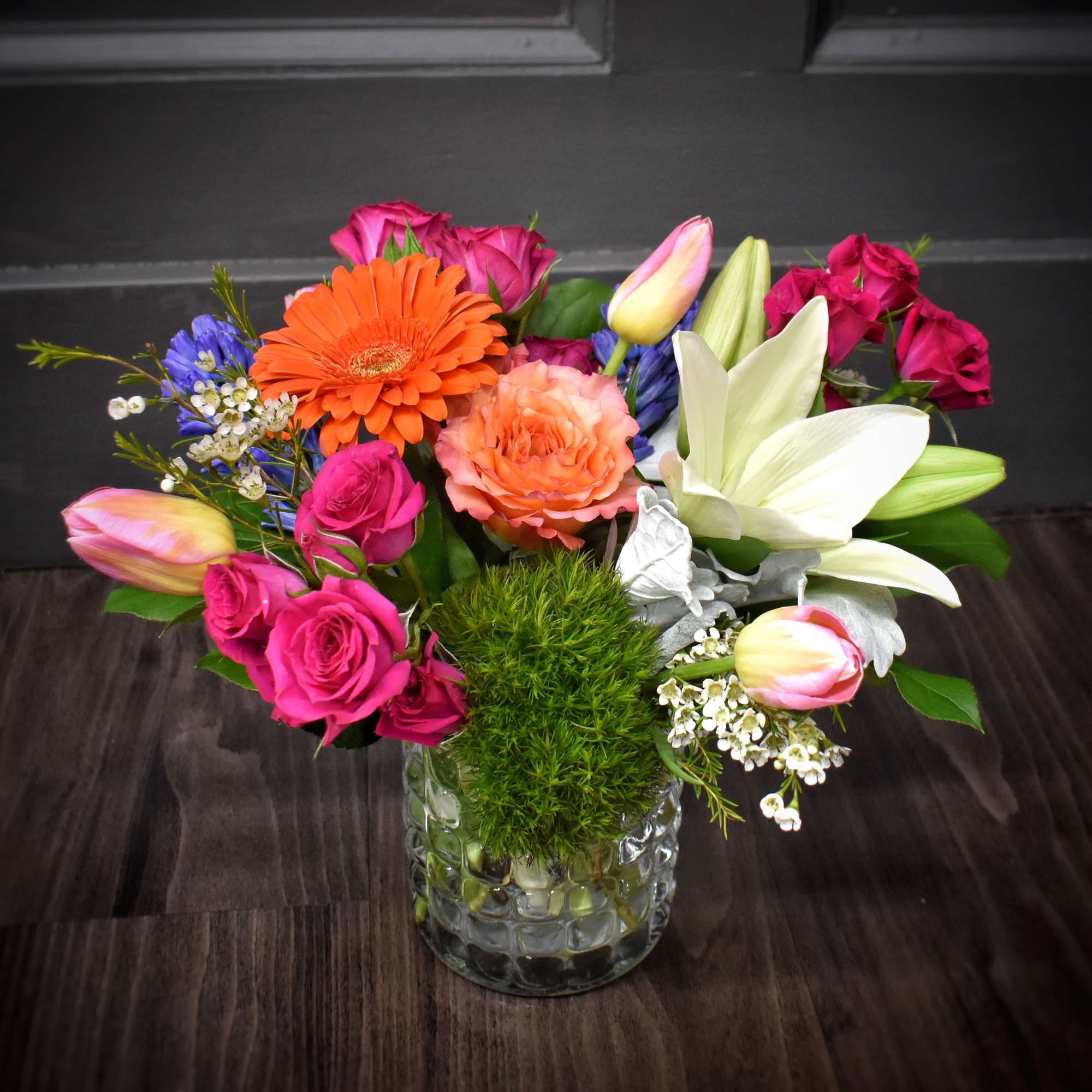 A lively mix of coral, pink, orange and white blooms that reads