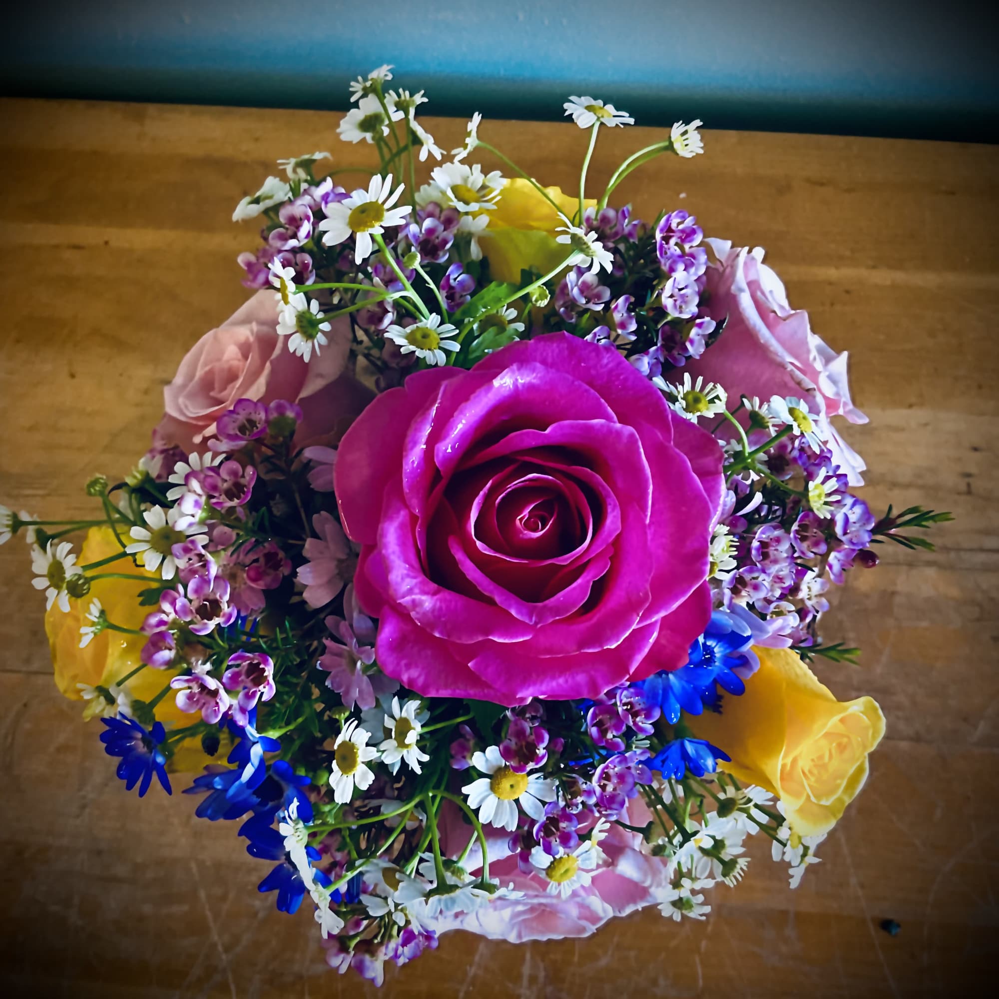 Mixed bouquet with a bright pink rose and small white daisies