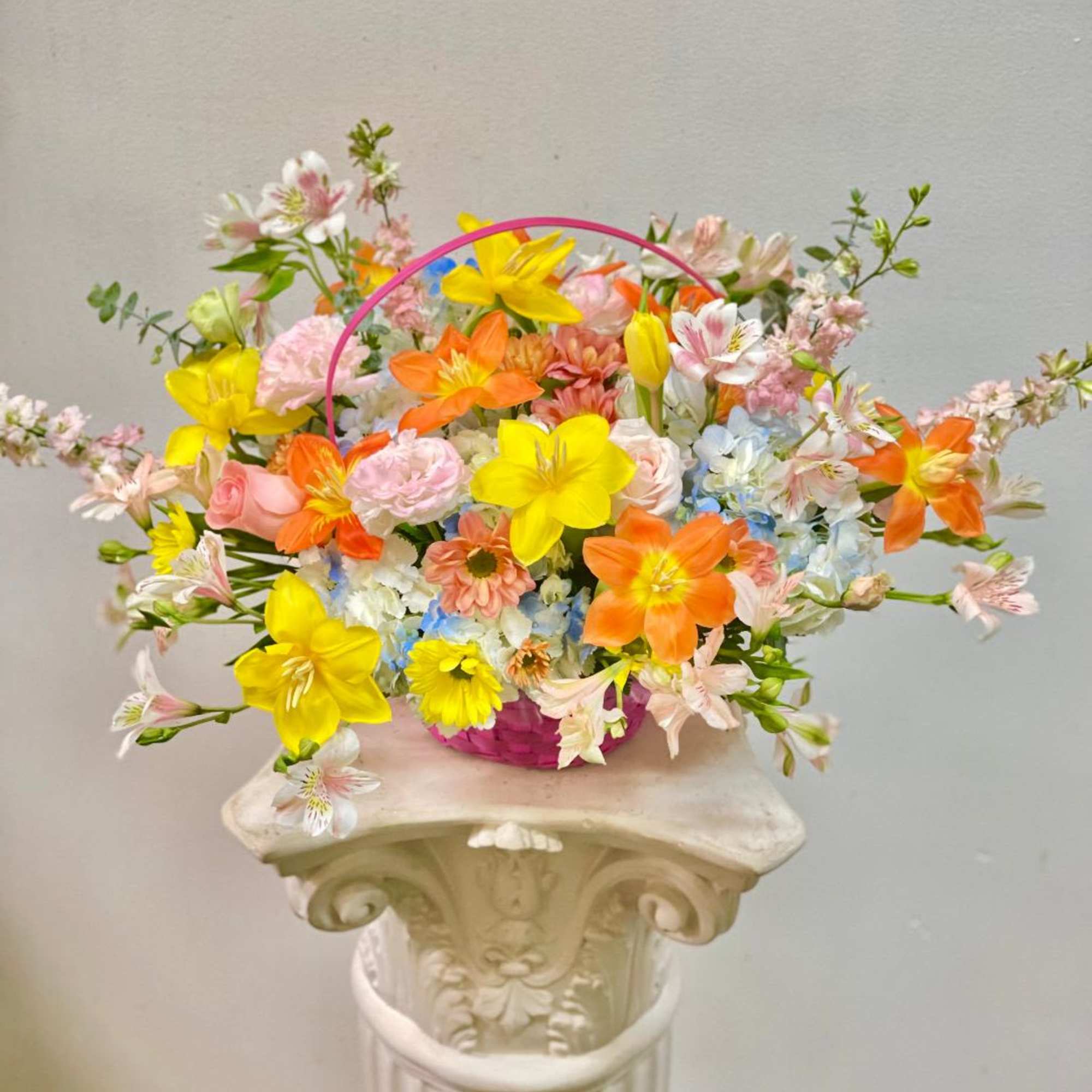 Theme Colors: Shades of peach and yellow in a basket 

Featured Blooms: