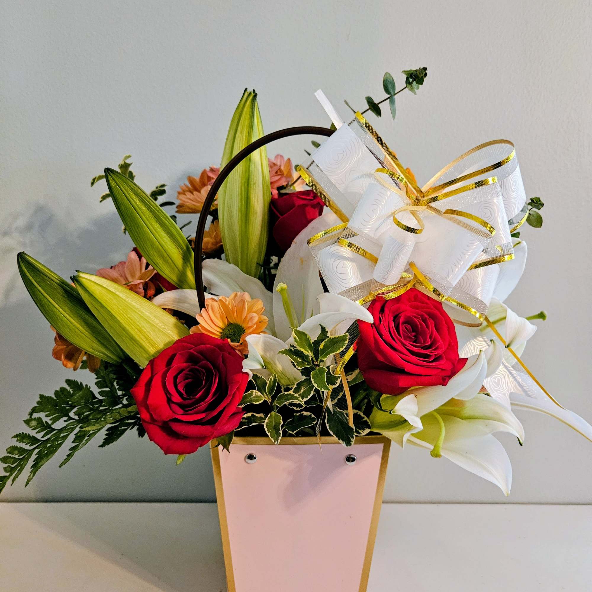 Bright, warm and gift-ready, this Mother's Day flower arrangement mixes roses, carnations