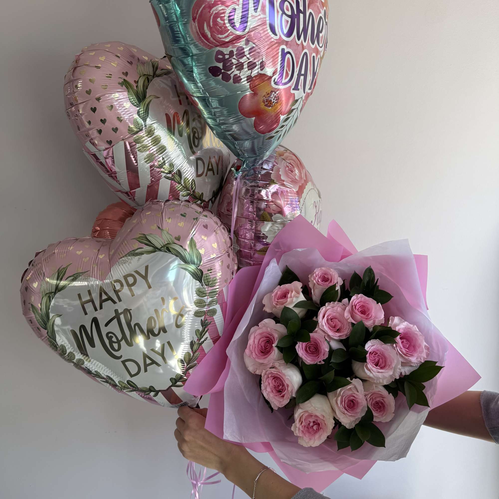 Mother's Day Gift Set consisting of 1 Mother's Day Themed Balloons and