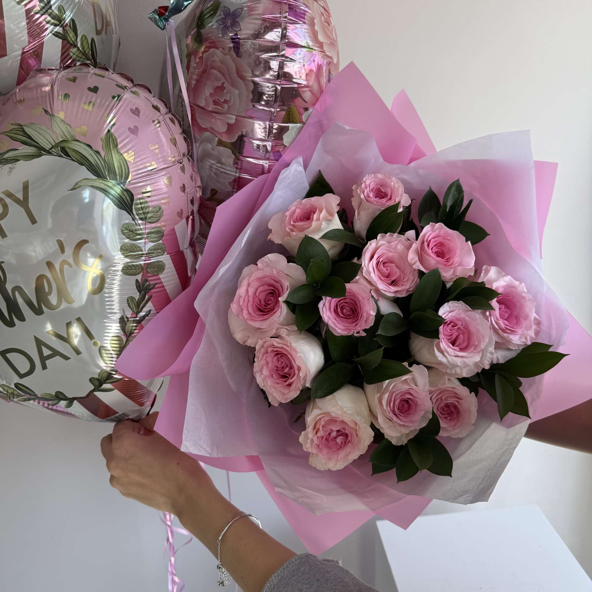 Mother's Day Gift Set consisting of 1 Mother's Day Themed Balloons and