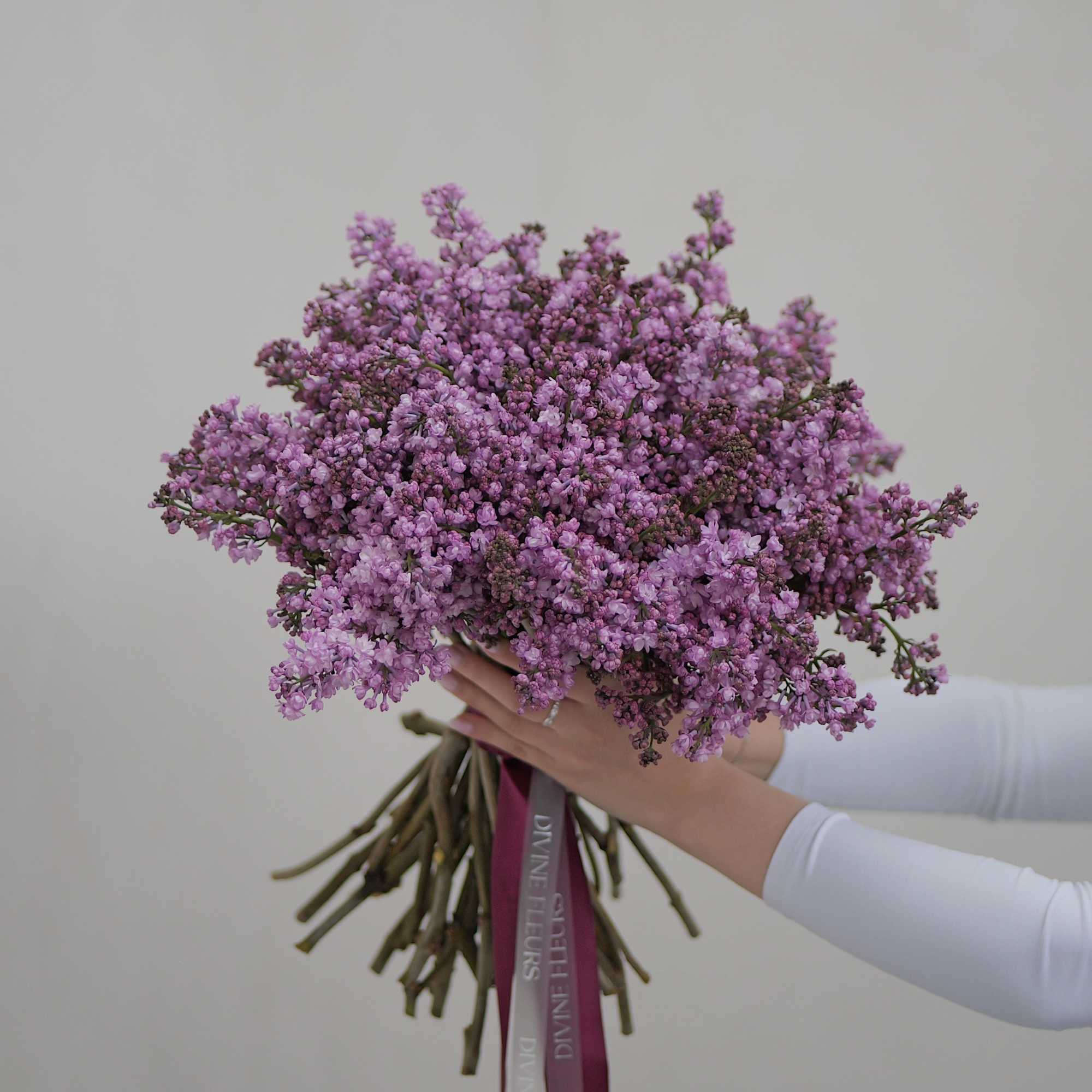 Soft clusters of lilac blooms hand‑tied with premium satin ribbons. Elegant, fragrant