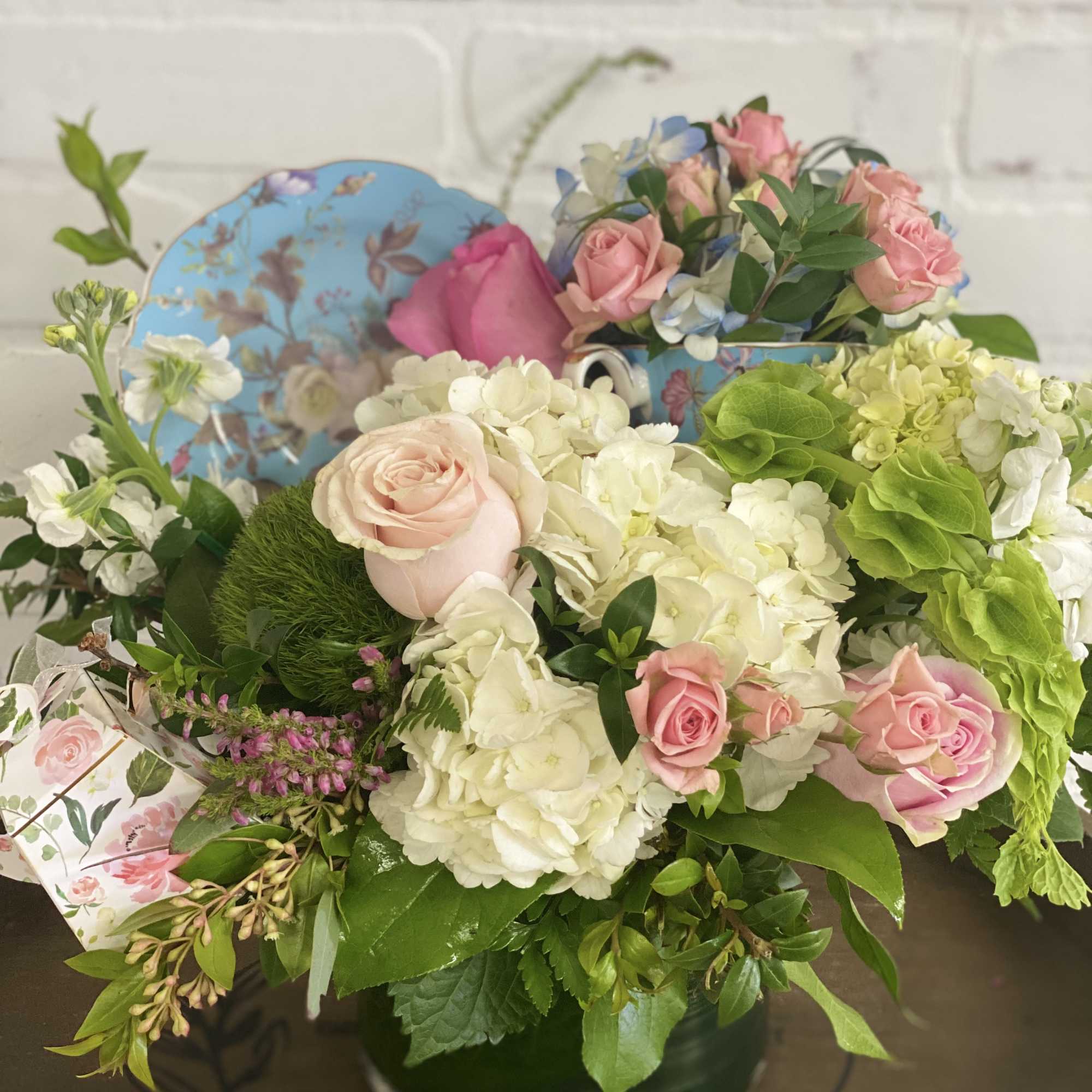 Mixed bouquet of pink roses and white hydrangeas in a vase