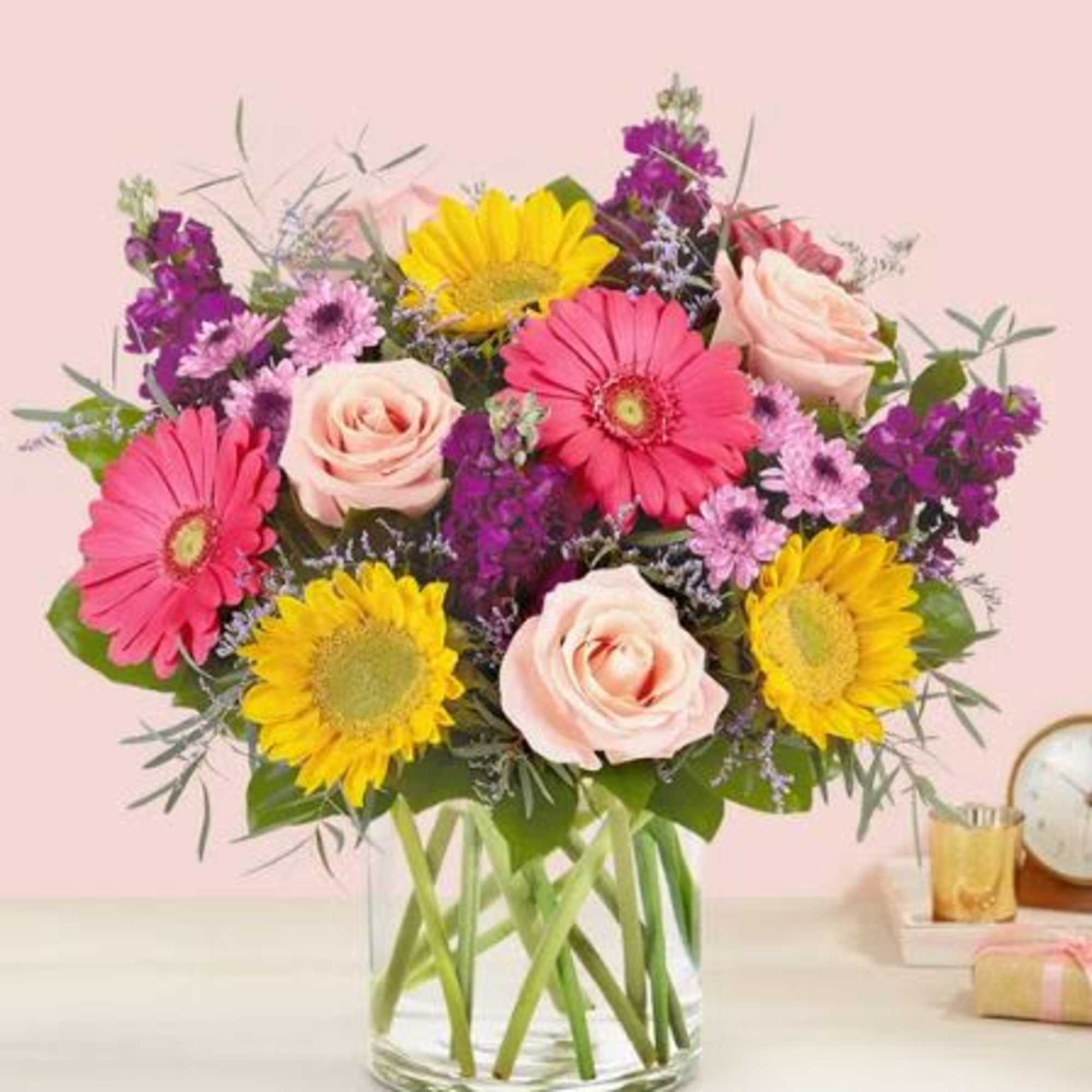  Pet Friendly?
No .This arrangement contains Eucalyptus, Chrysanthemums (Daisy Mums), and Daisies