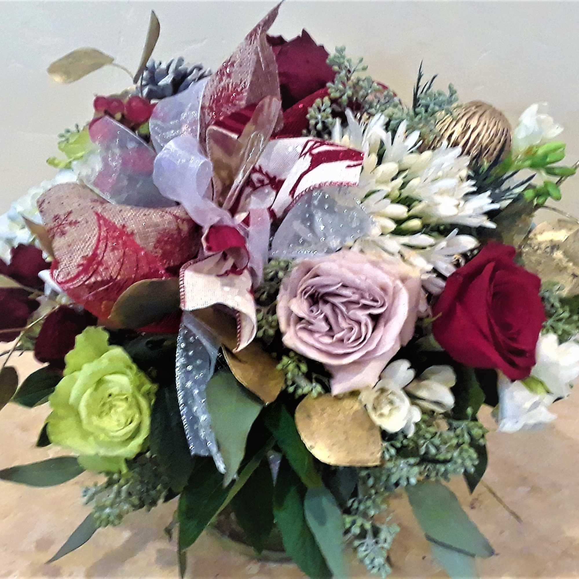 Mixed bouquet of roses and white daisies with decorative ribbon
