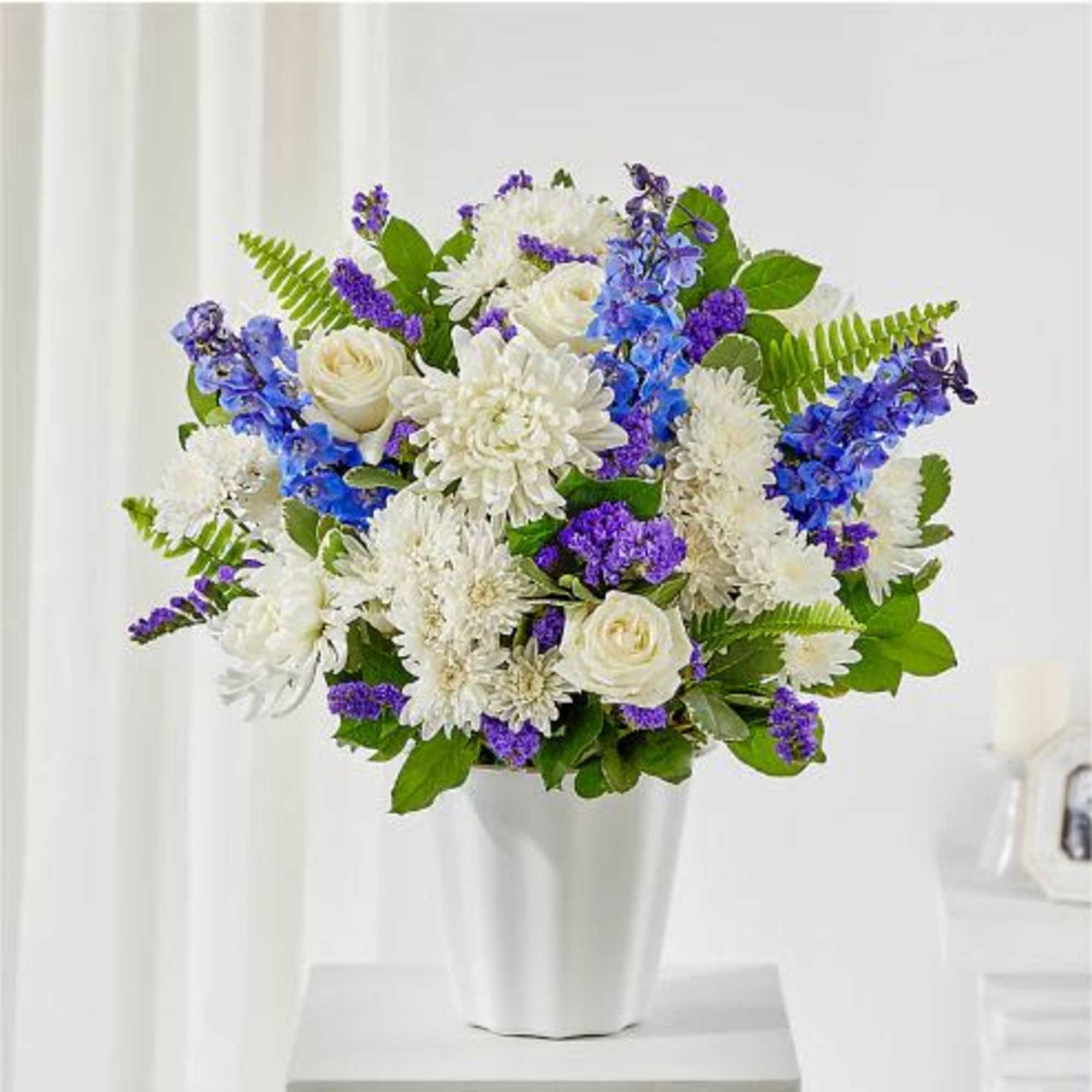  Pet Friendly?
No &ndash; This arrangement contains lilies, which are highly toxic