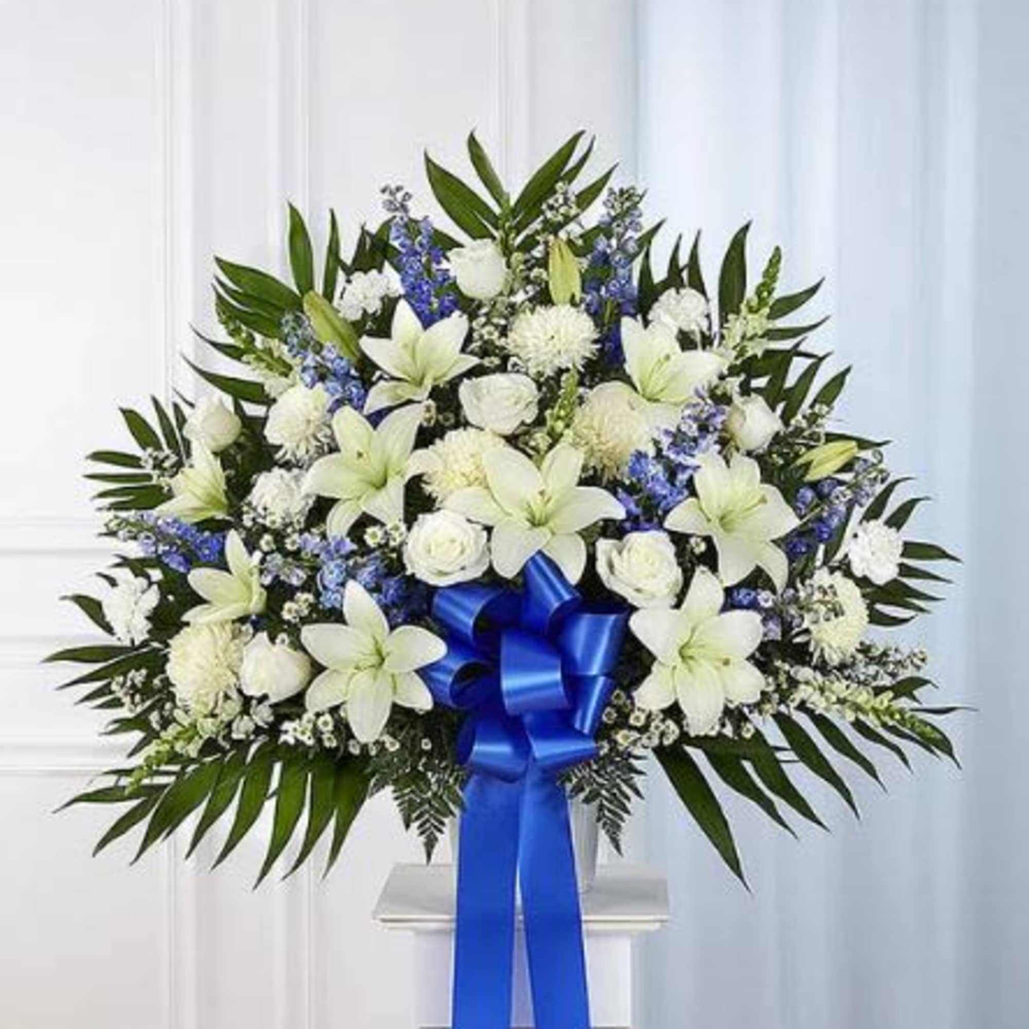 Pet Friendly?
No This arrangement contains Lilies, which are highly toxic to cats