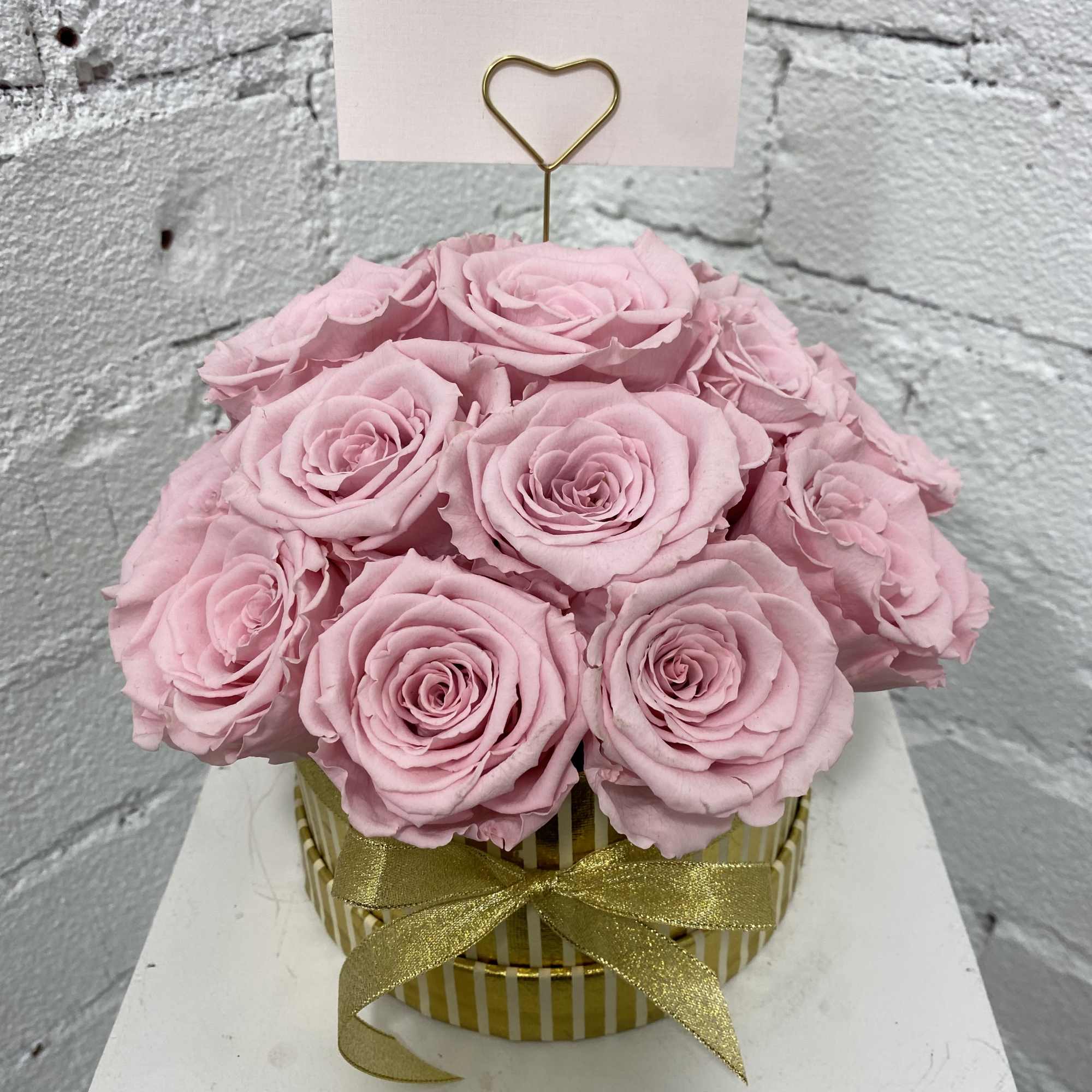 17 light pink natural preserved roses that last more than 2 years.