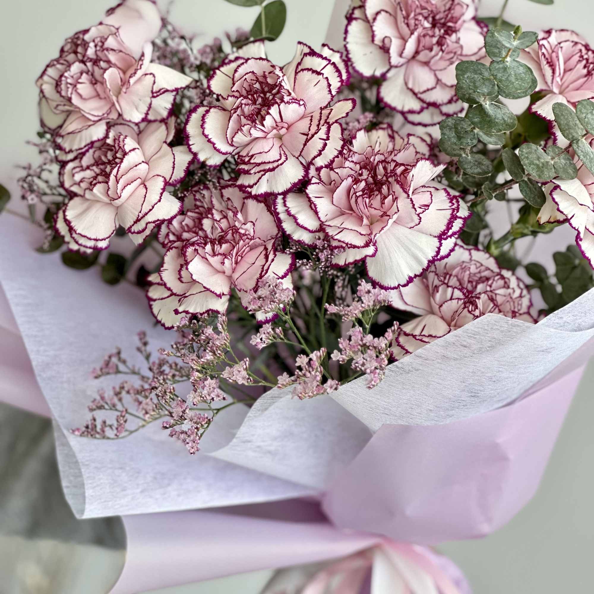 Burgundy pink Bouquet with claveles, eucalyptus and flower fillers.

The flowers may vary