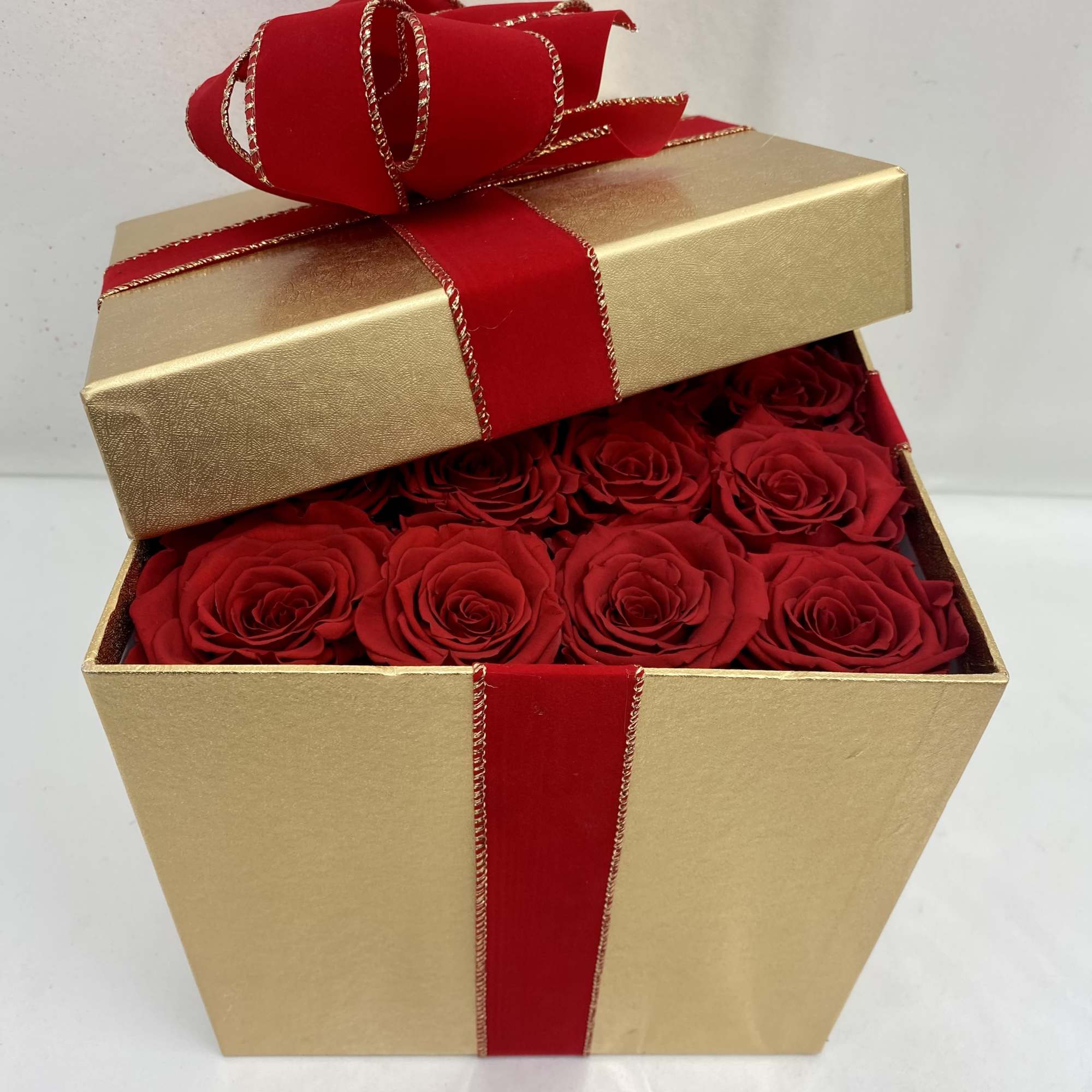 Surprise her with 16 preserved roses in a beautiful gold square box.
Preserved
