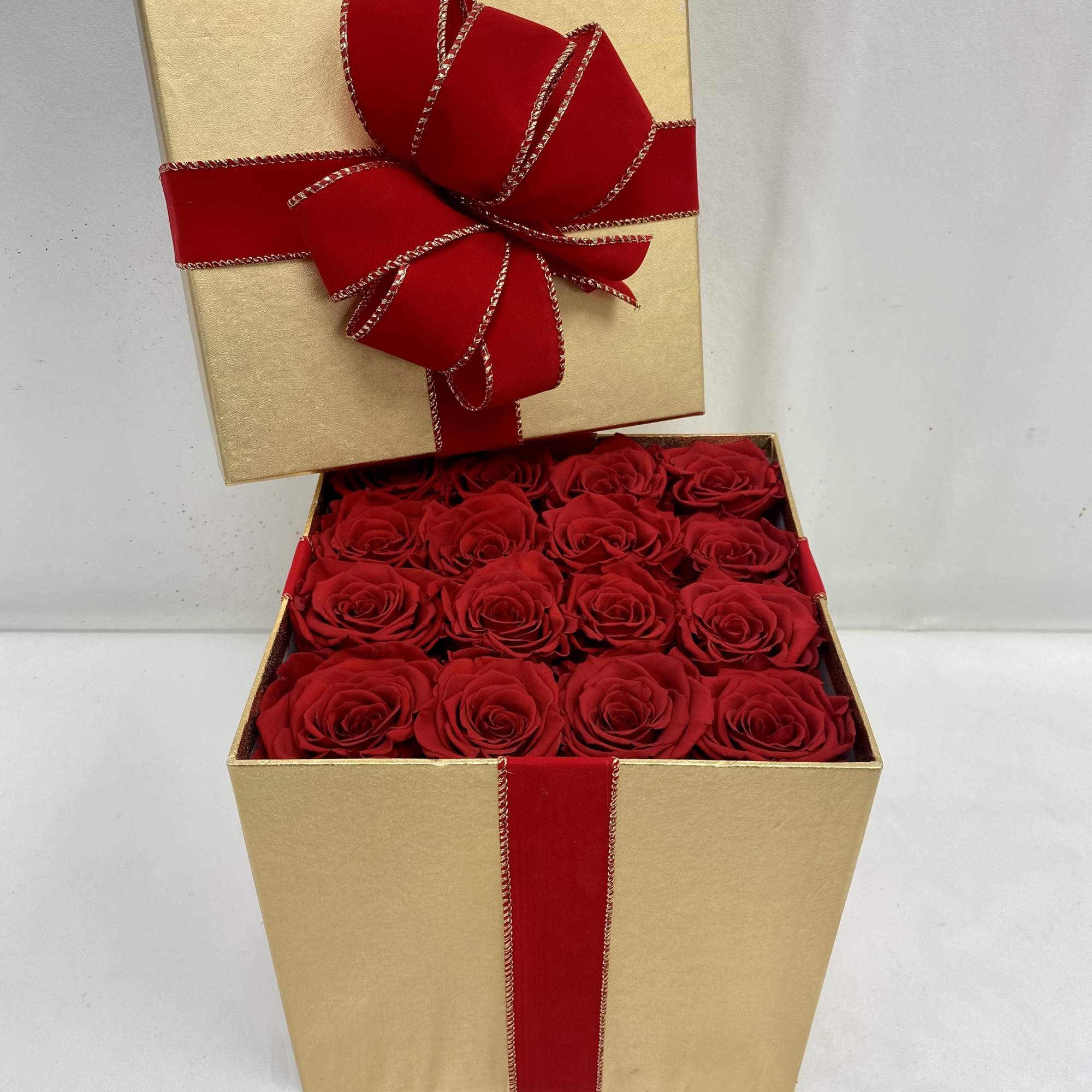 Surprise her with 16 preserved roses in a beautiful gold square box.
Preserved
