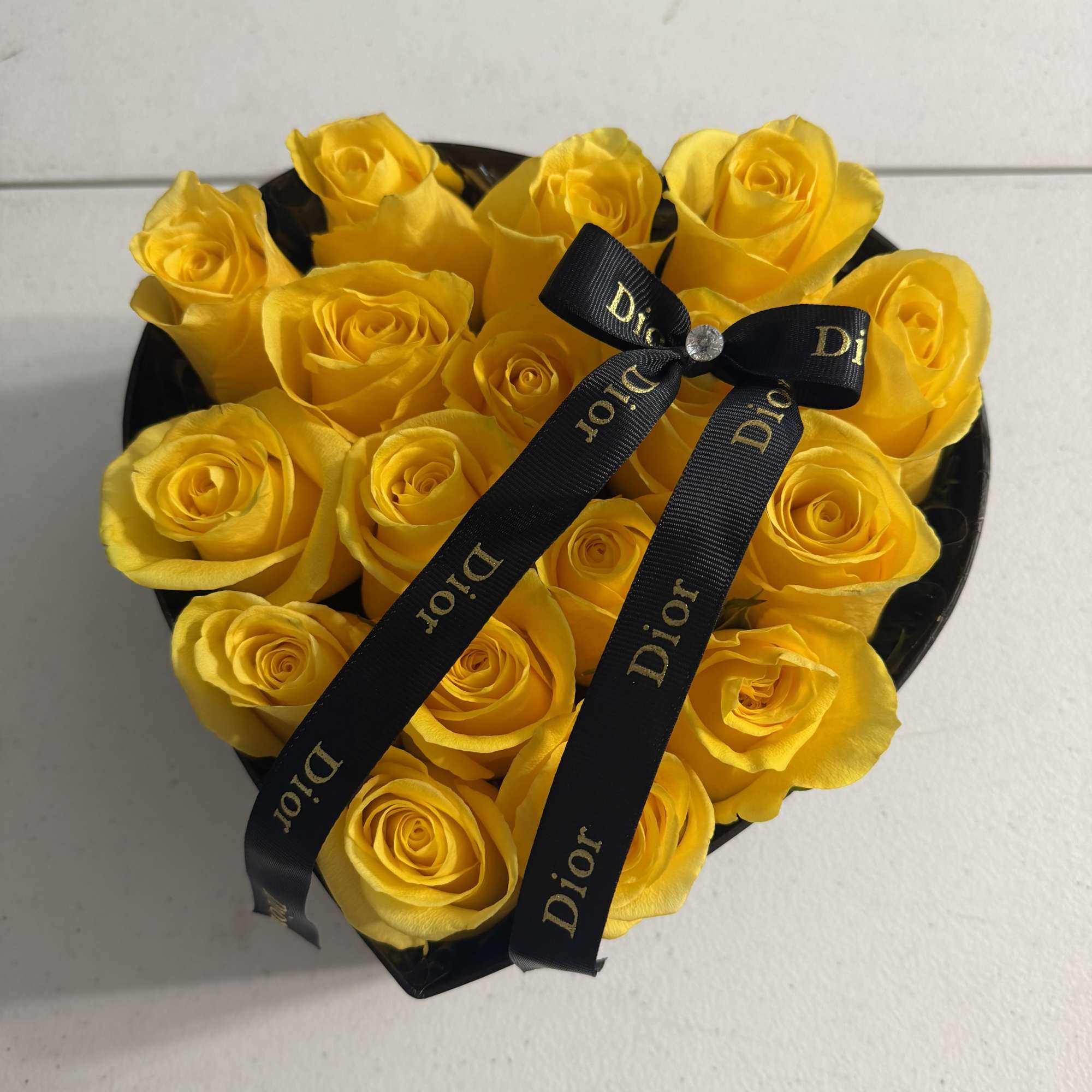 Arreglo radiante y lleno de energia positiva compuesto por hermosas Rosas Amarillas
