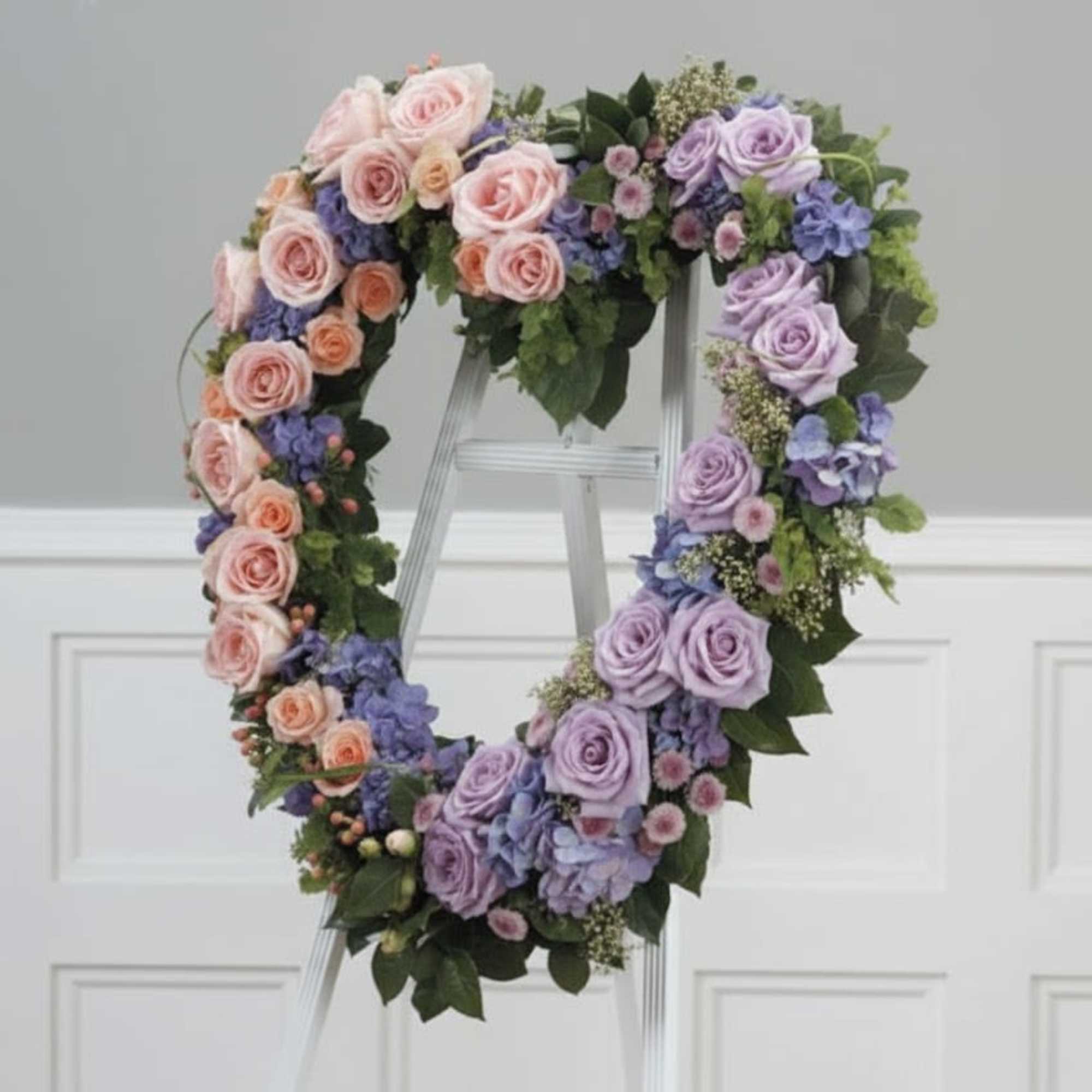  Pet Friendly?
NO . While roses are non-toxic, the Ivy vines and