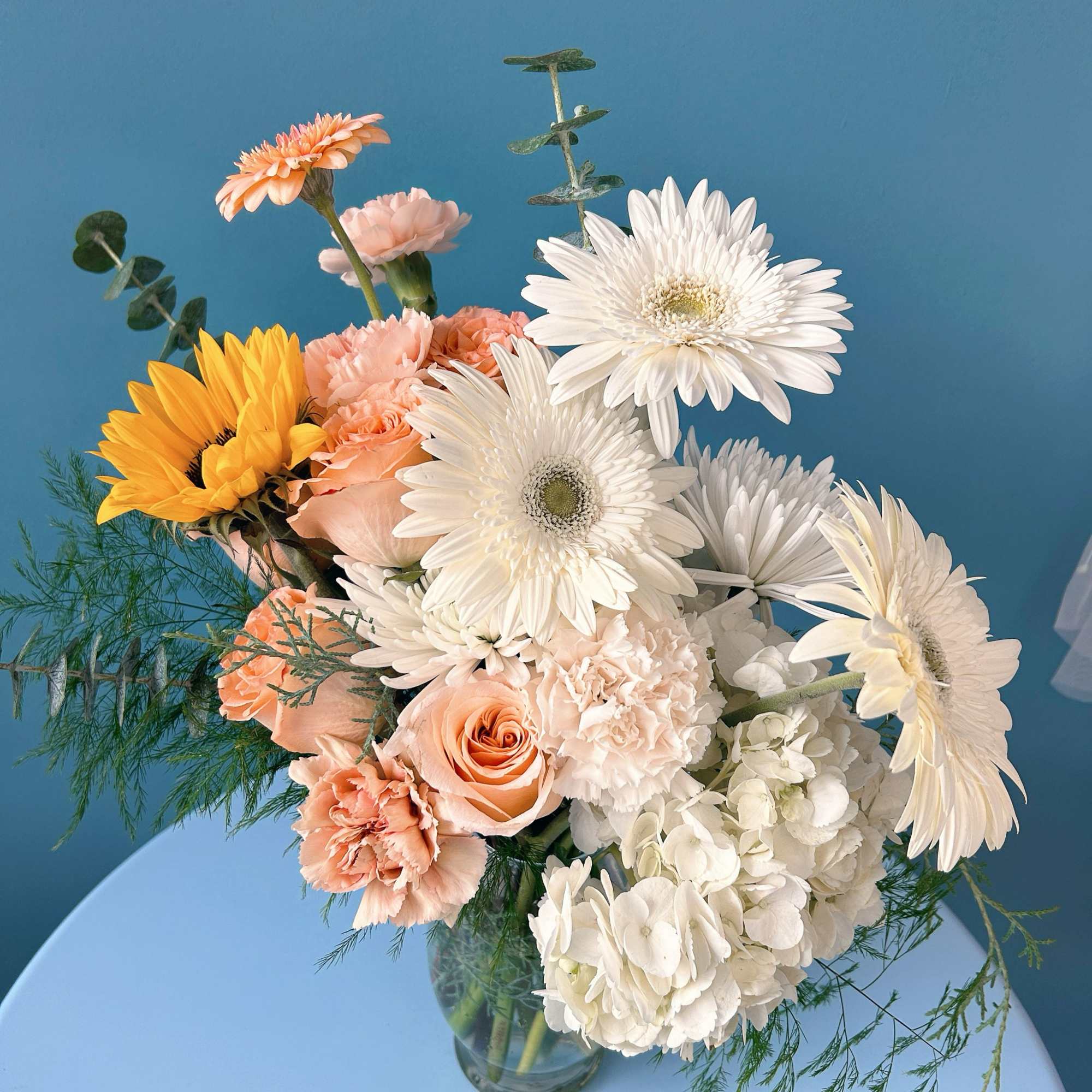 Bouquet of white and peach flowers in a glass vase