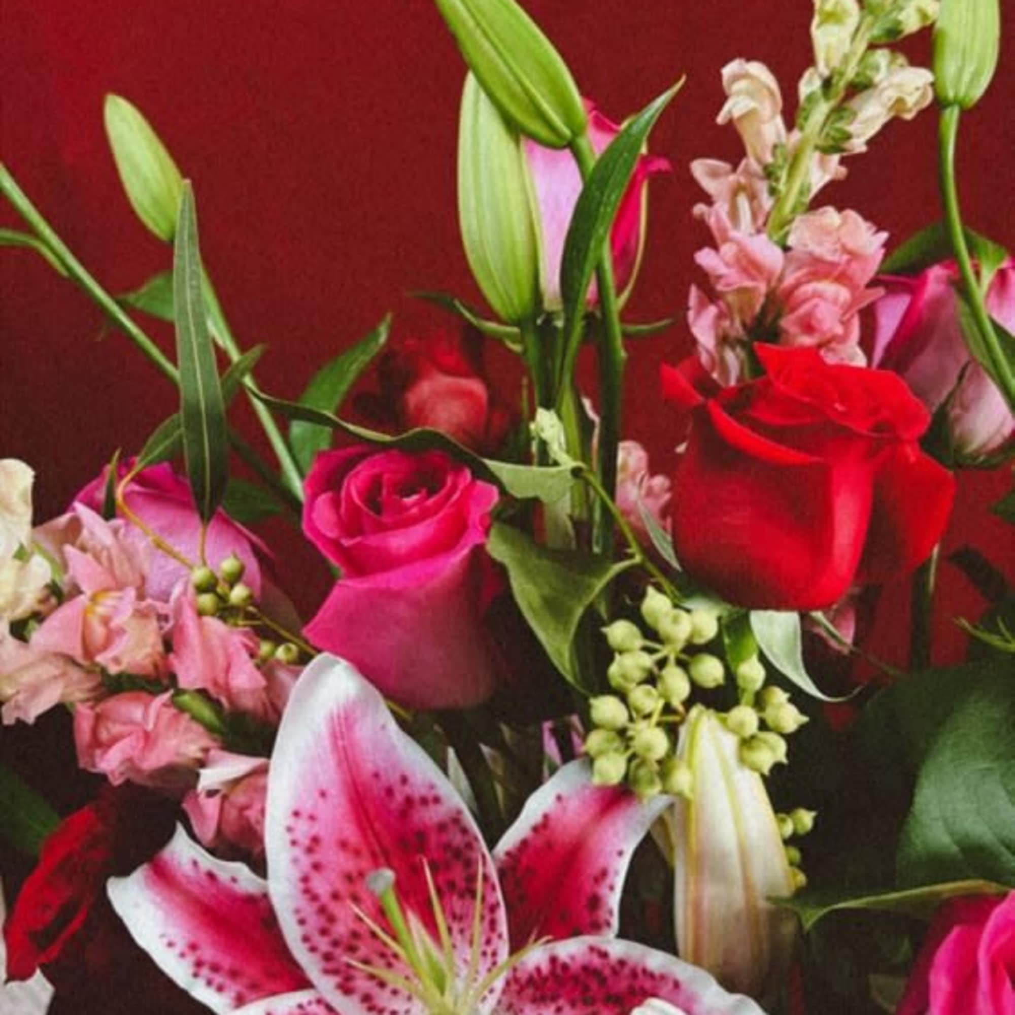 A Elegant Arrangment perfect for #mom ୨ৎ
of Stargazer lilies,
Hot Pink Roses and