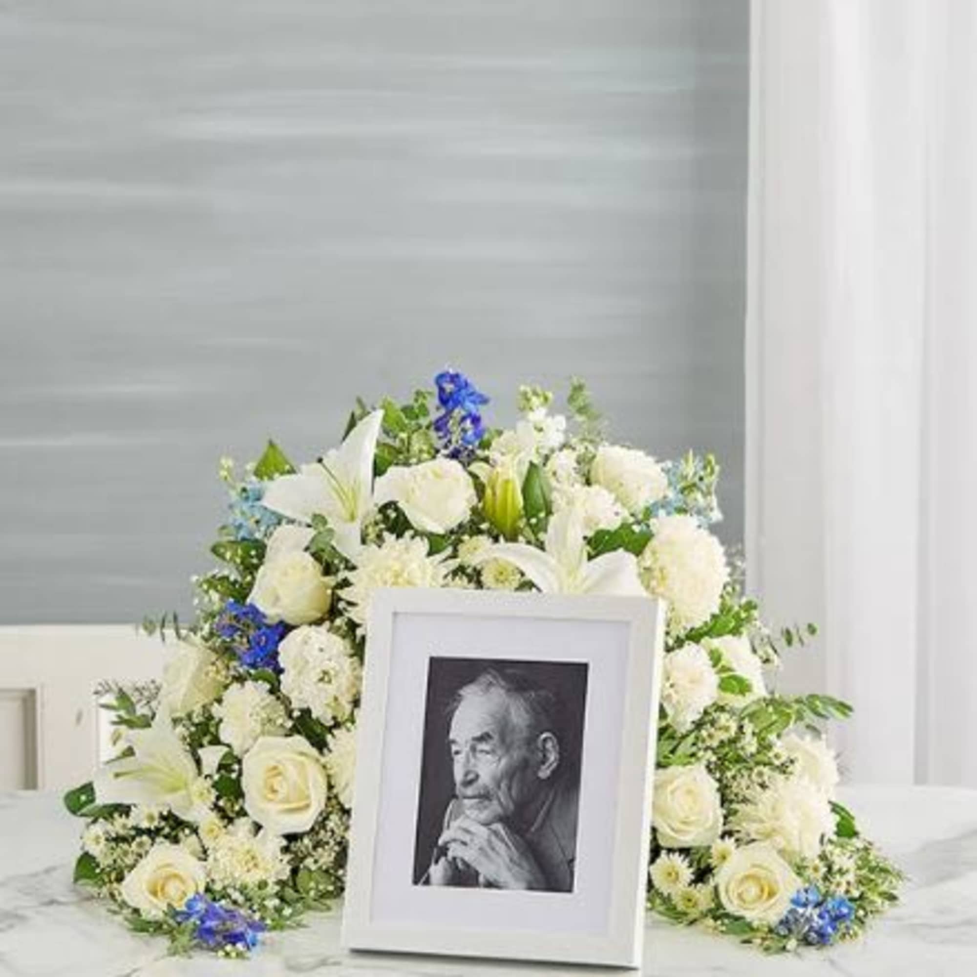  Pet Friendly?
No This arrangement contains Lilies, which are highly toxic to