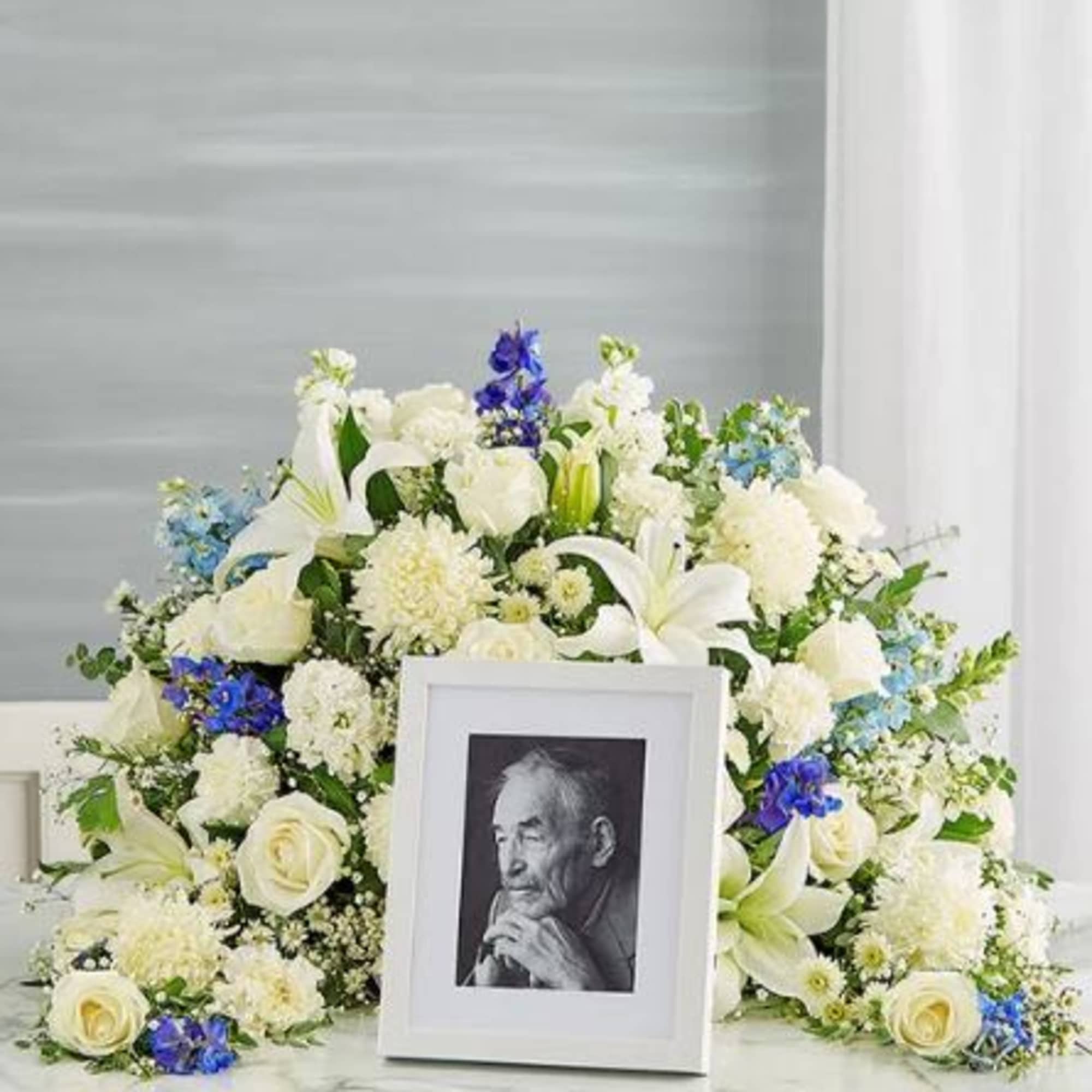  Pet Friendly?
No This arrangement contains Lilies, which are highly toxic to