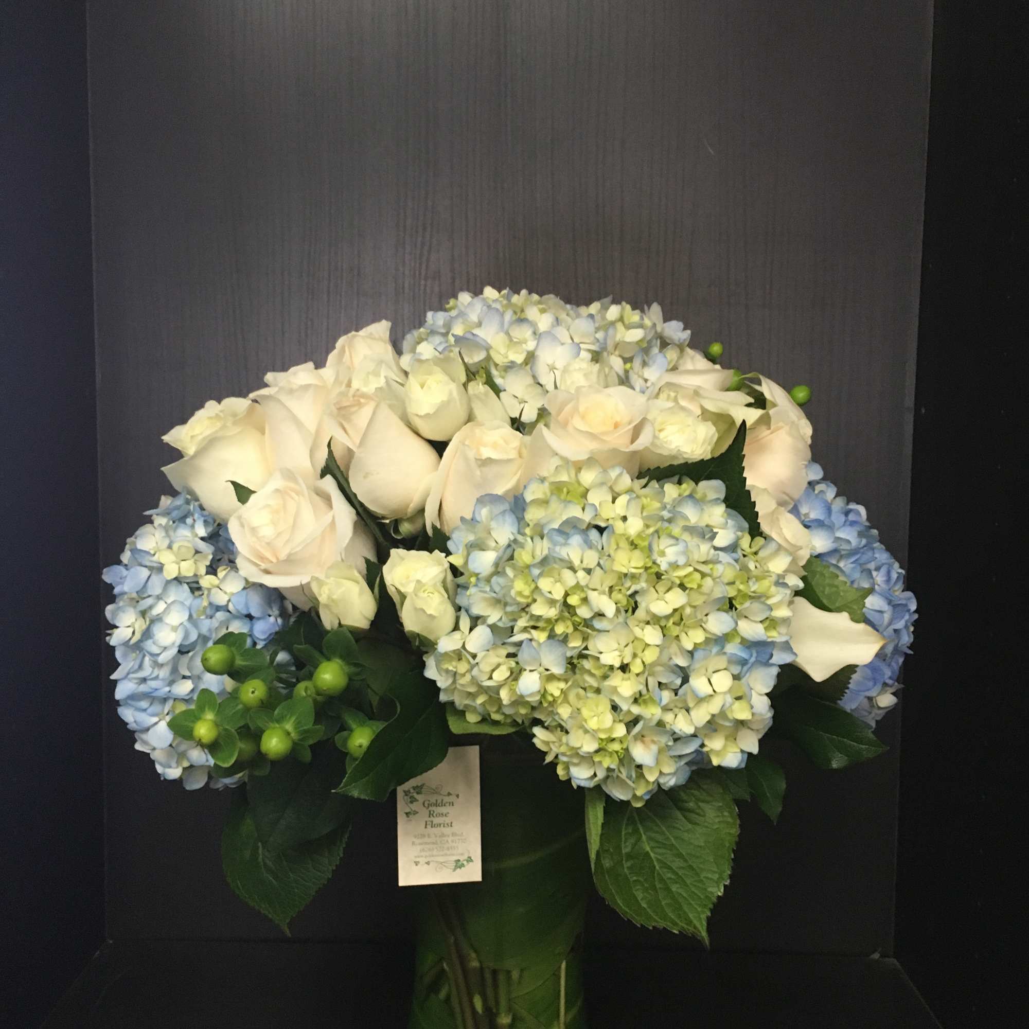 HYDRANGEA + ECUADORIAN ROSES
AS SIMILAR AS POSSIBLE
Substitution based on season, flowers availability